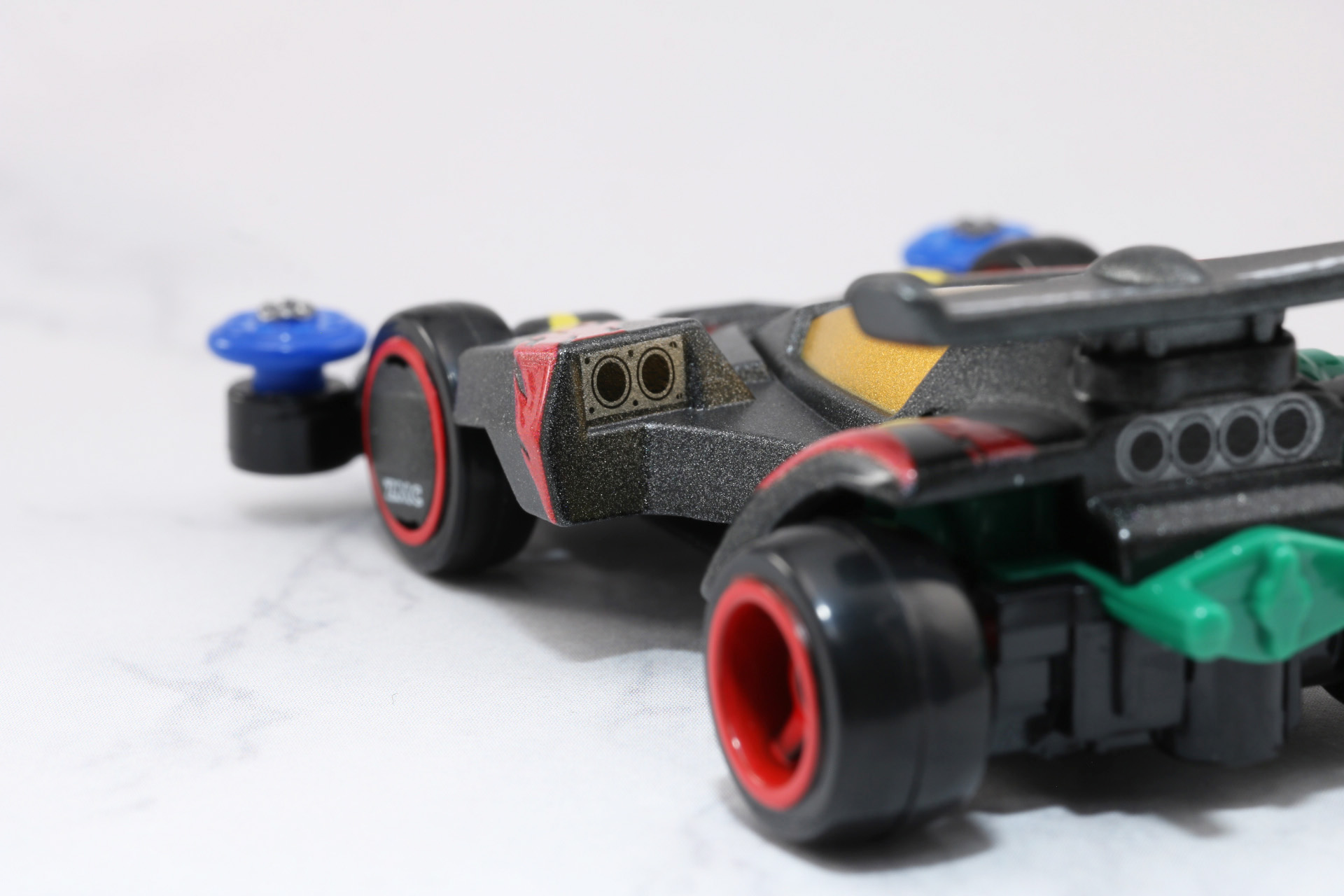 ボディにはフェンダー後ろのデザインも施されている