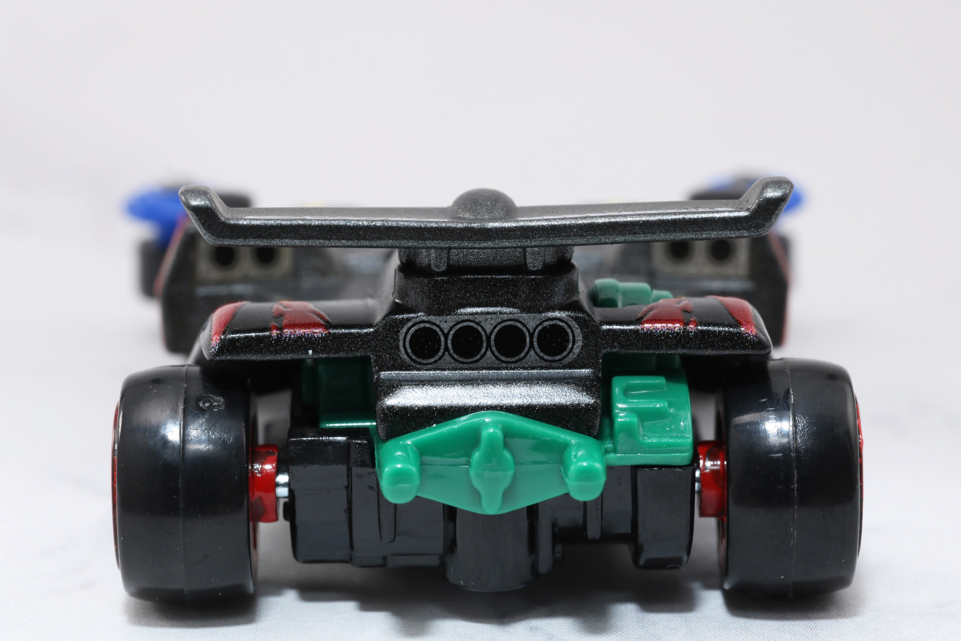 リアにもエキゾーストパイプを思わせるデザインやボディとシャーシを止めるミニ四駆の留め具造形