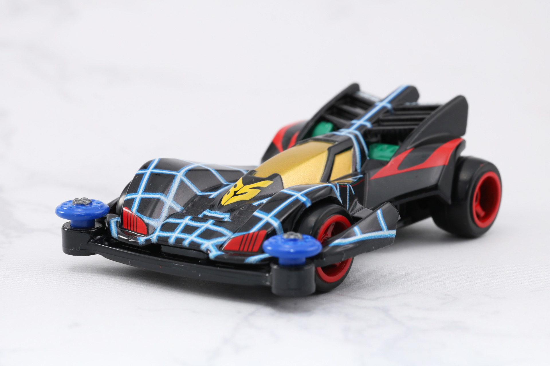 フルカウルマシンのシャーシを覆うボディ形状が再現されている