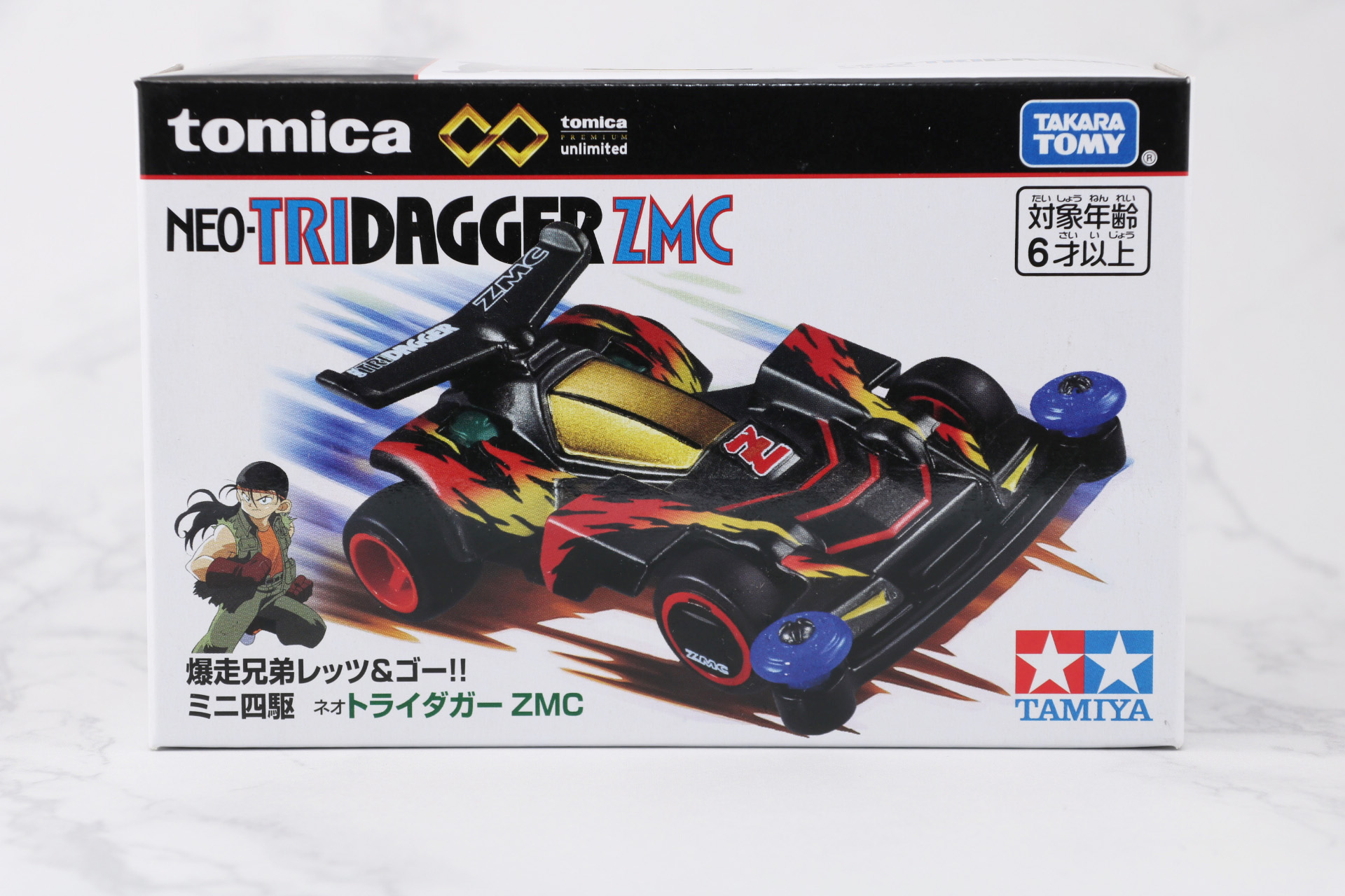 ミニ四駆のパッケージを彷彿とさせるデザイン