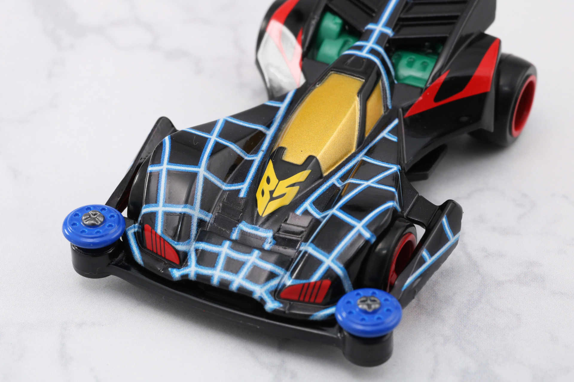 特徴的なクモの巣デザインや「BS」（ビークスパイダー）のイニシャル