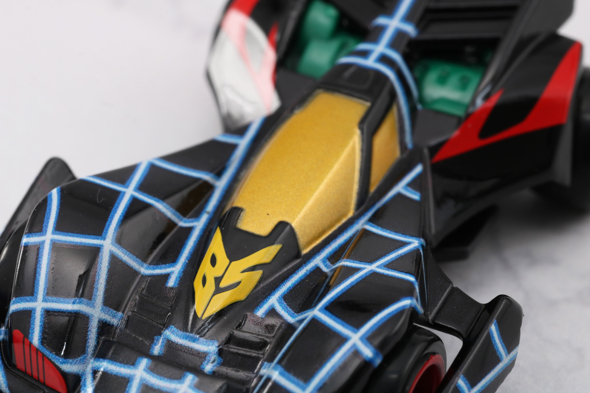 キャノピーもゴールド塗装で印象的