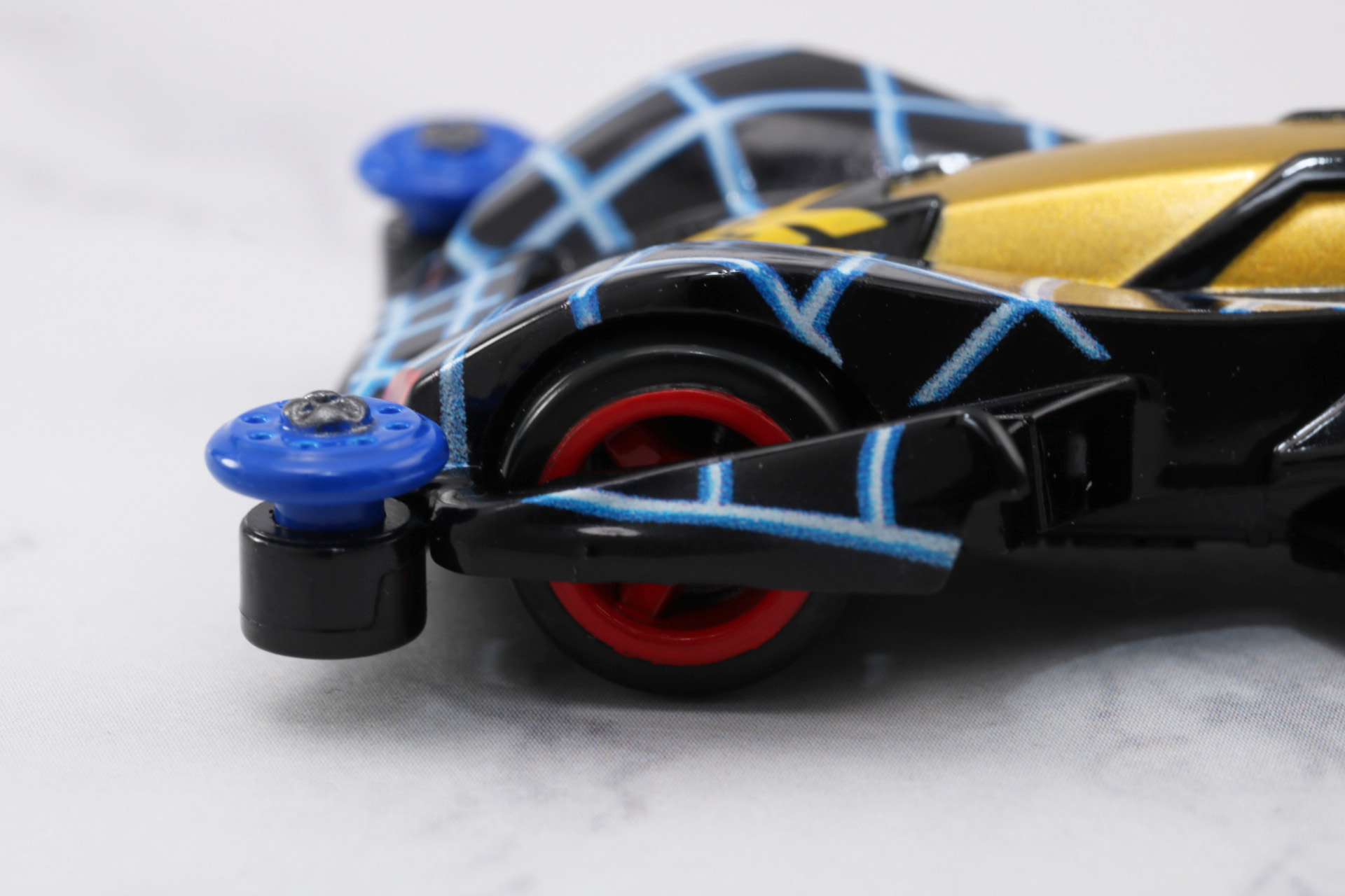 特徴的な布団とタイヤに回り込んだバンパー