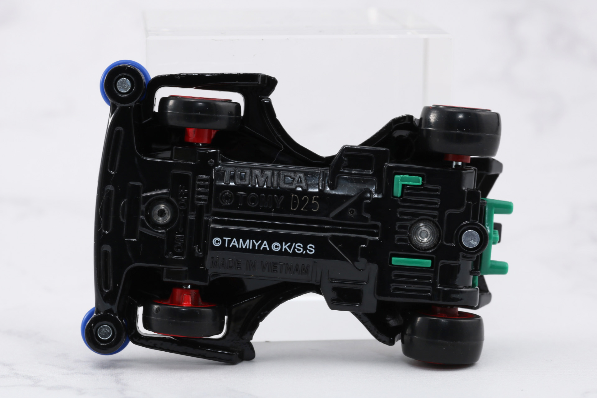 シャーシに覆いかぶさる大型のボディ造形が裏面からもわかる