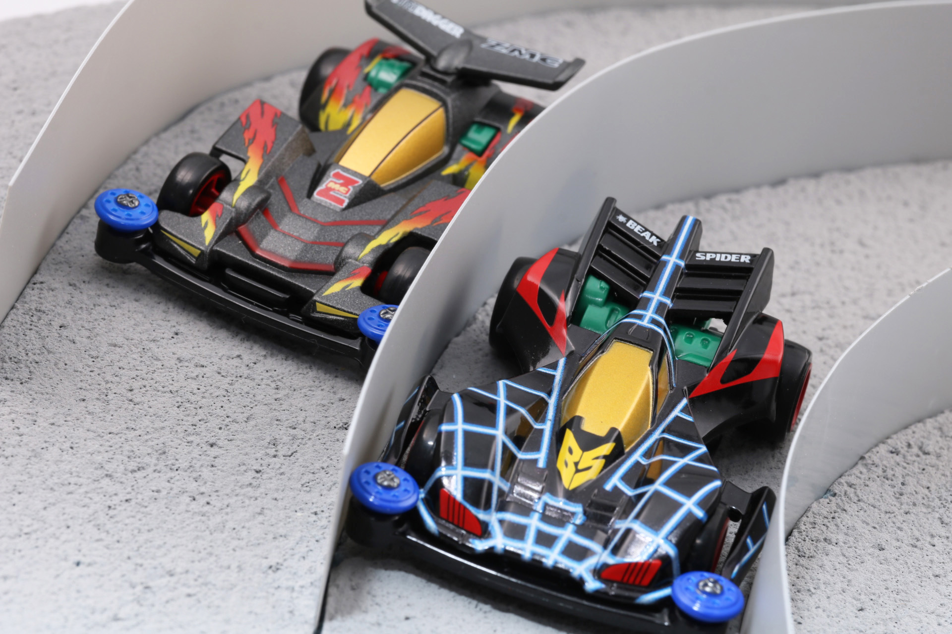 先頭を行くビークスパイダーにネオトライダガーZMCが迫る