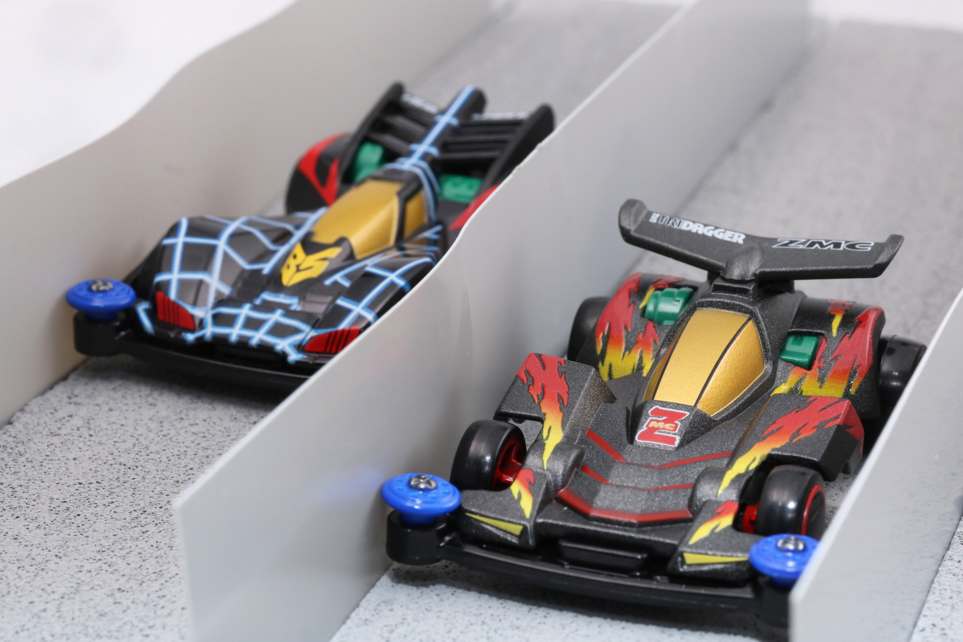 直線でネオトライダガーZMCが速度を上げる