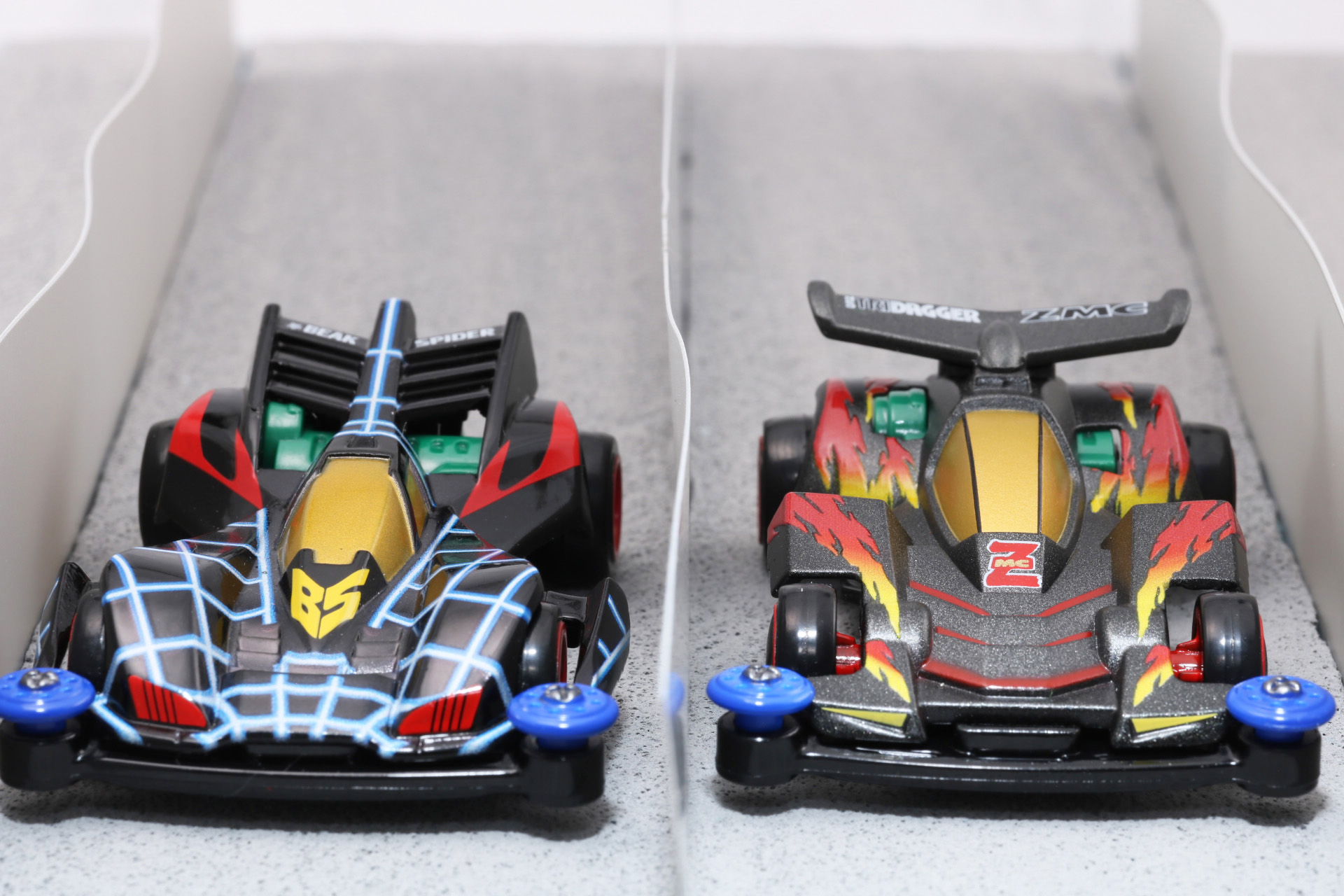 ネオトライダガーZMCとビークスパイダーの一騎打ち