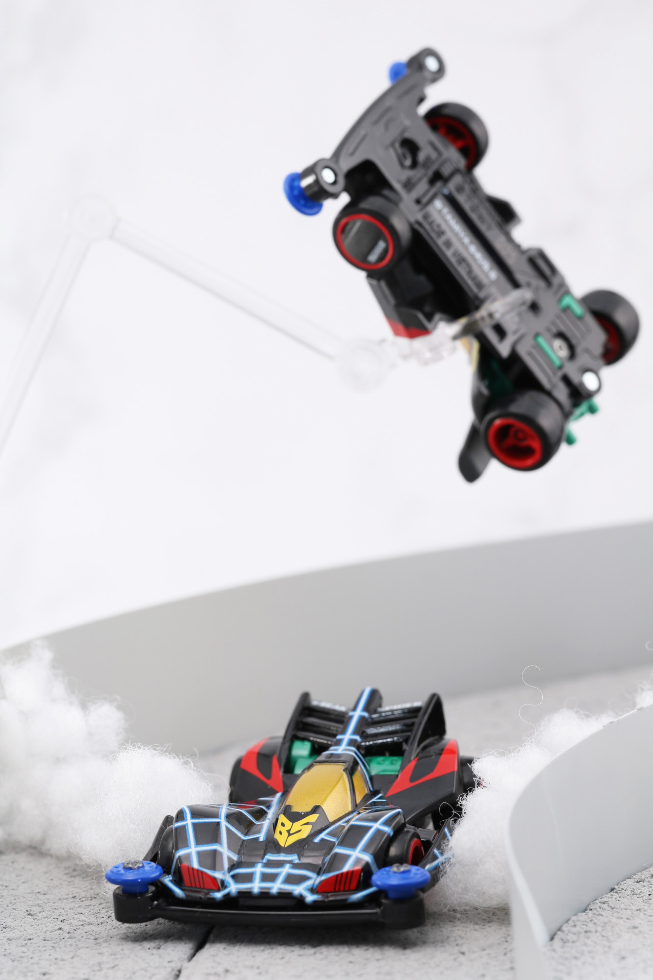 ビークスパイダーから発生した空気の刃がネオトライダガーZMCを襲う