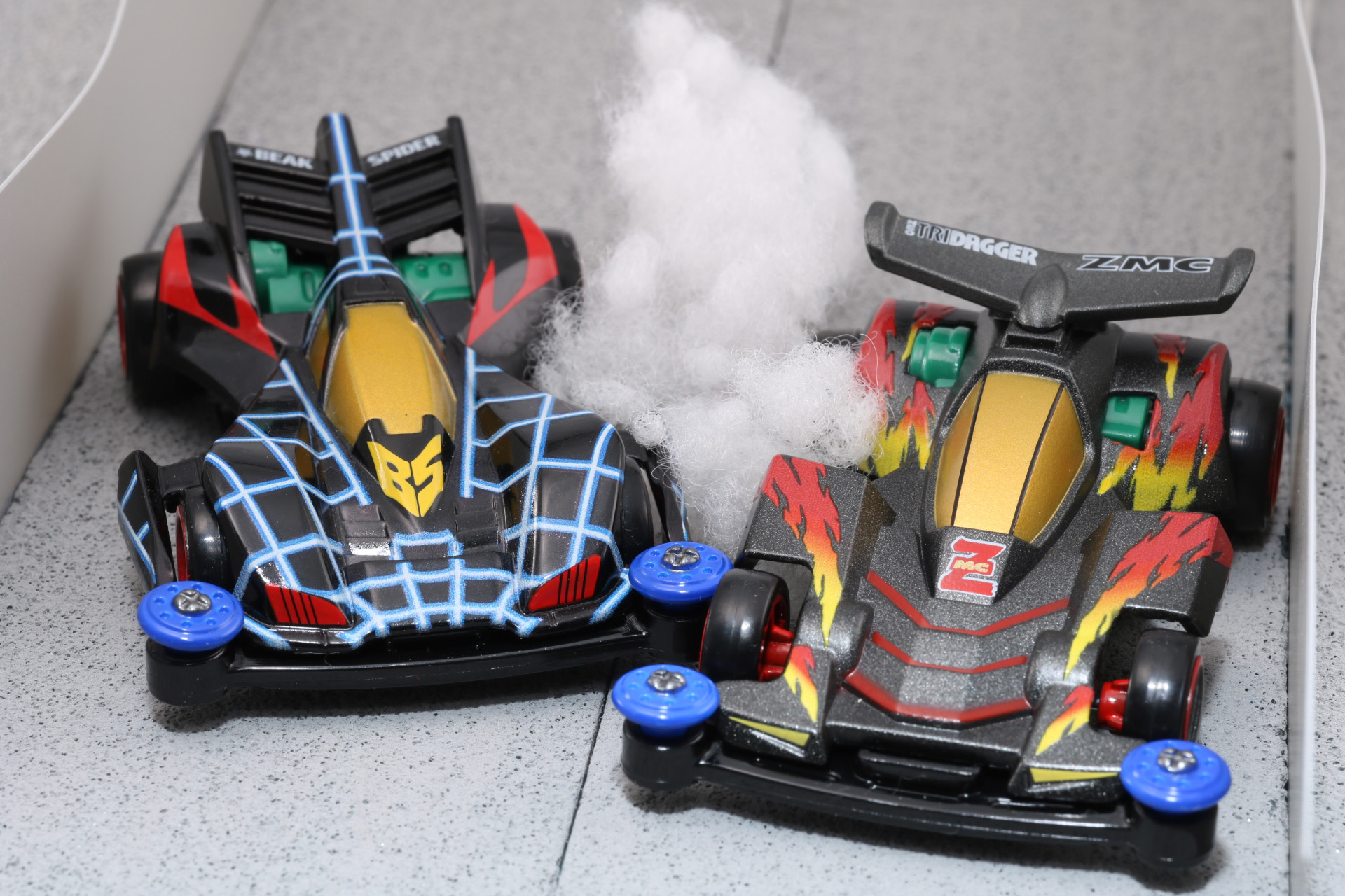 再びビークスパイダーの空気の刃が。しかし、ネオトライダガーZMCが発生前にブロック