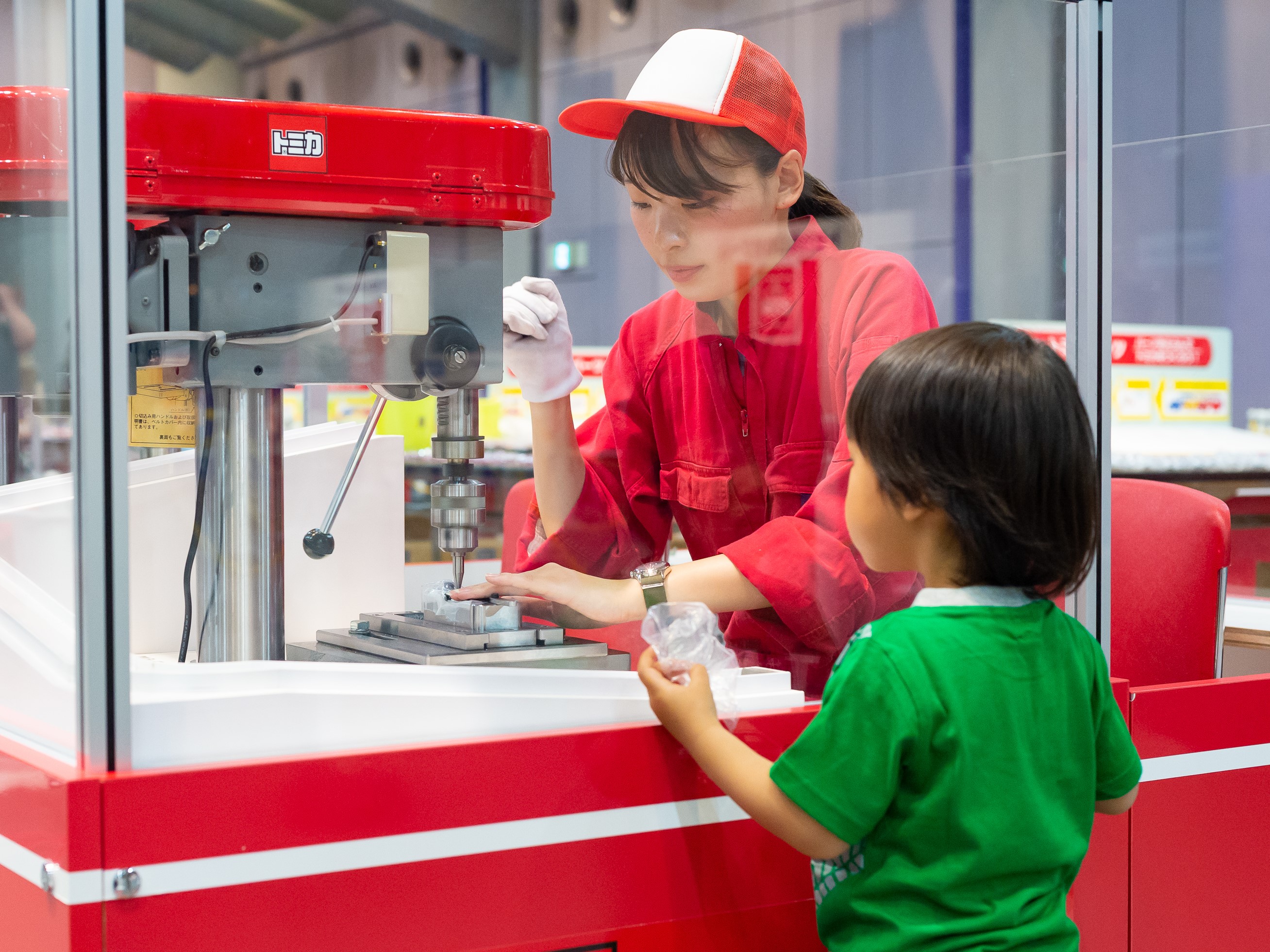 「トミカ組み立て工場」（※日本のアトラクションイメージ）