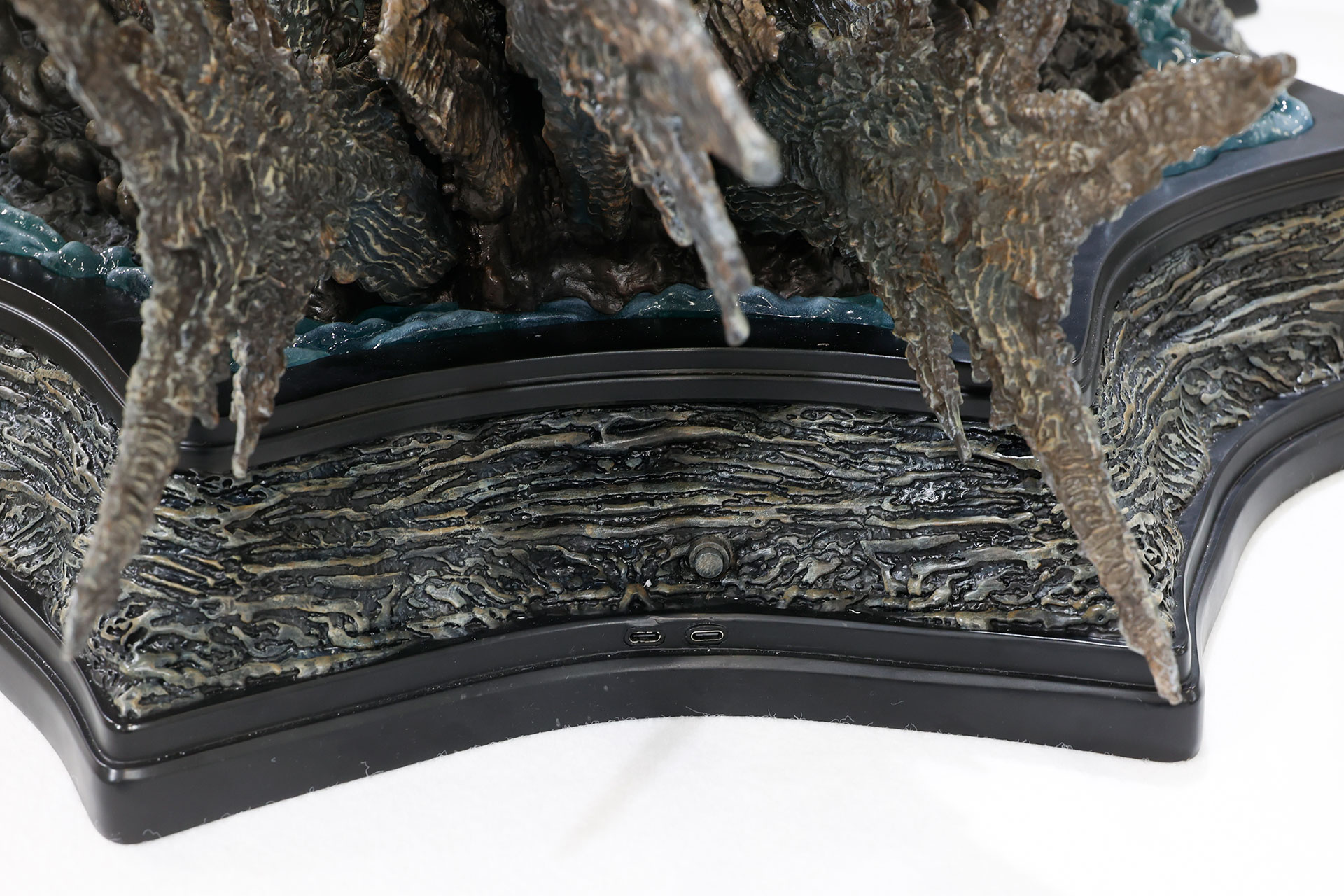 背面側にUSB Type-Cポートと電源ボタンが設置されている