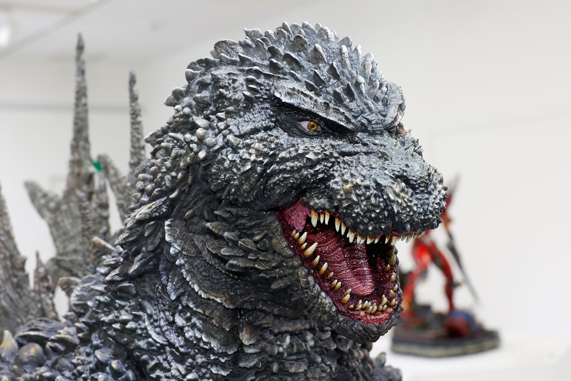 ゴジラの口は歯もしっかり塗装が施されている