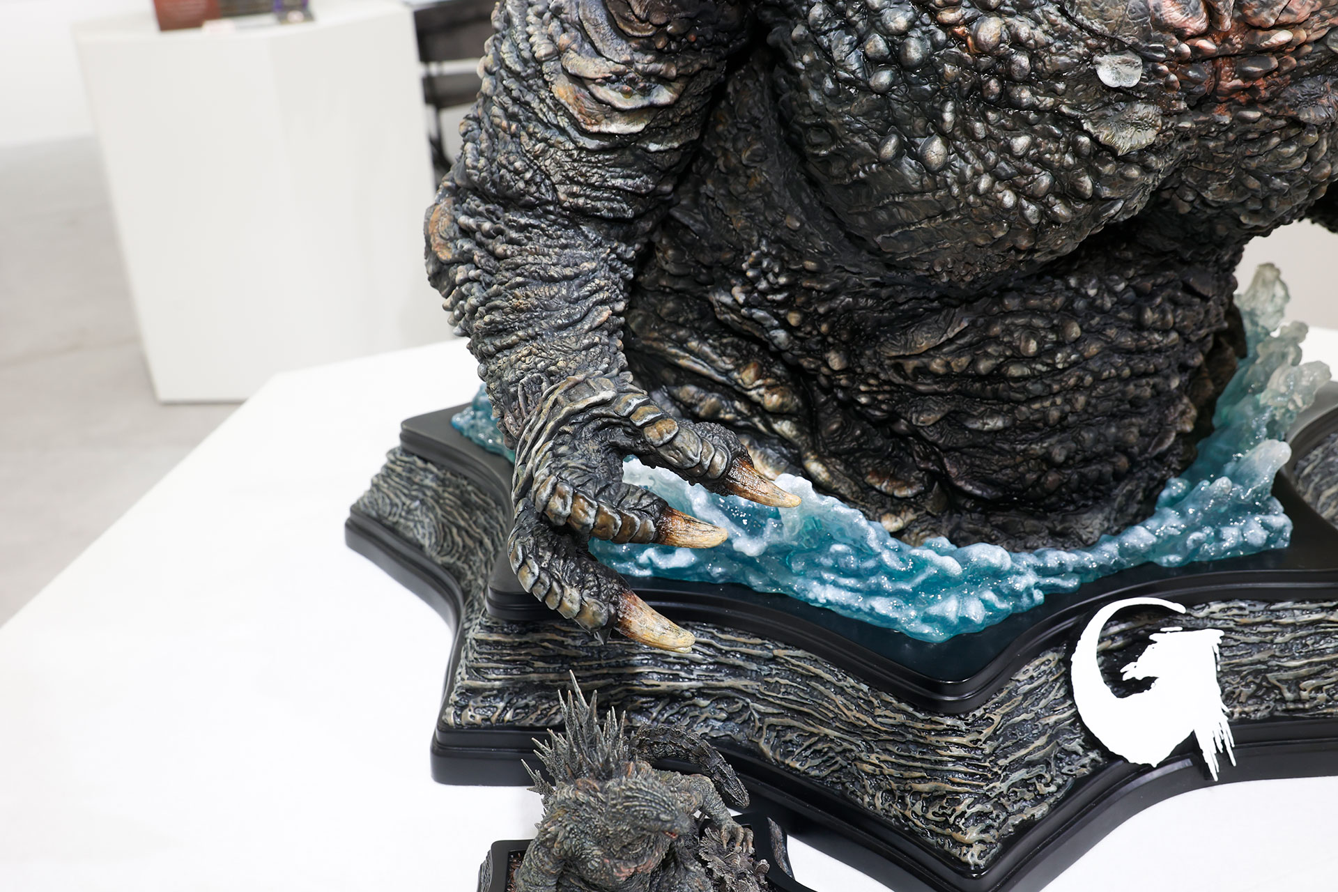 質感もリアルな鋭い爪