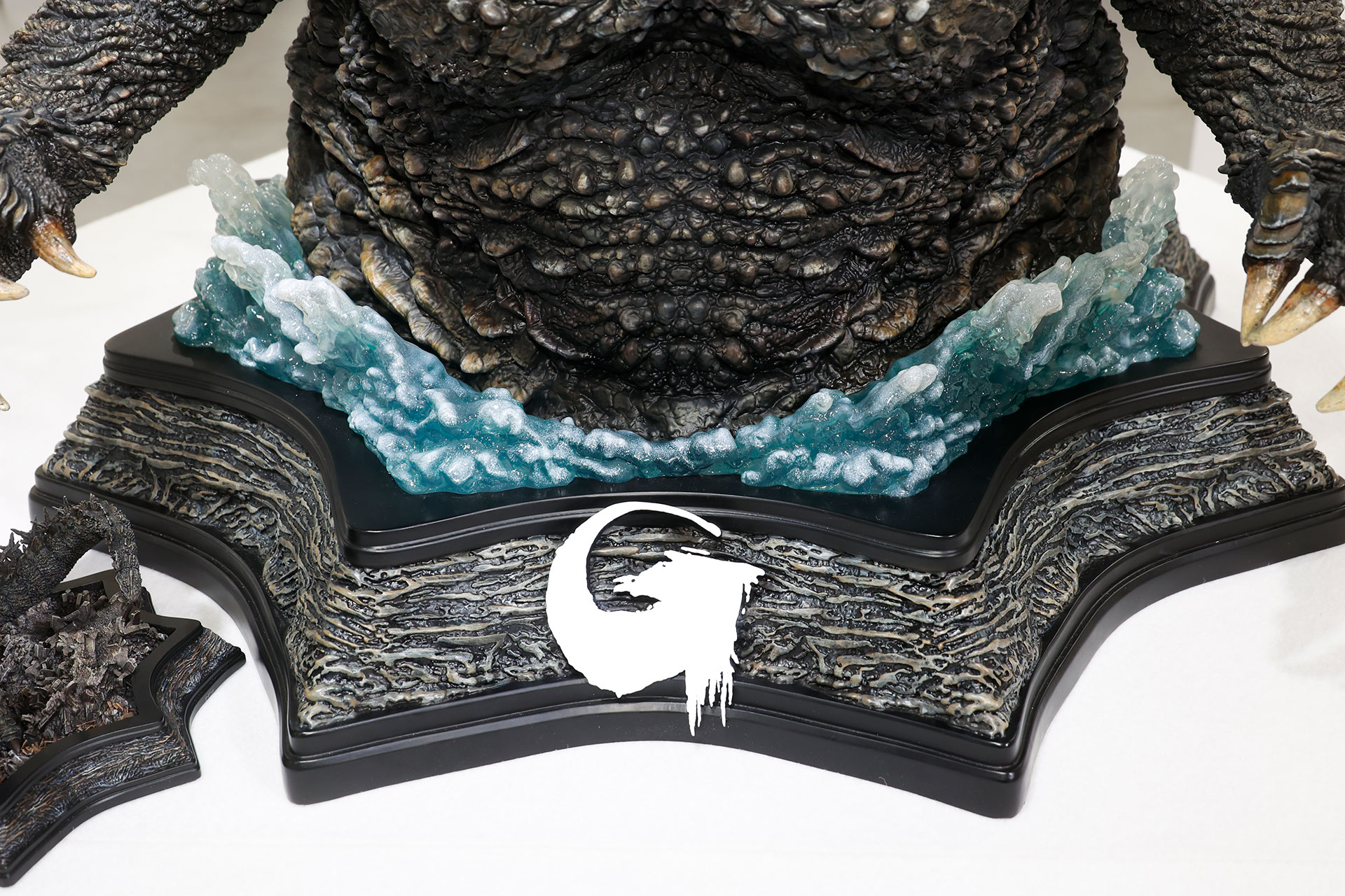 台座部分にはGのマークが付けられている