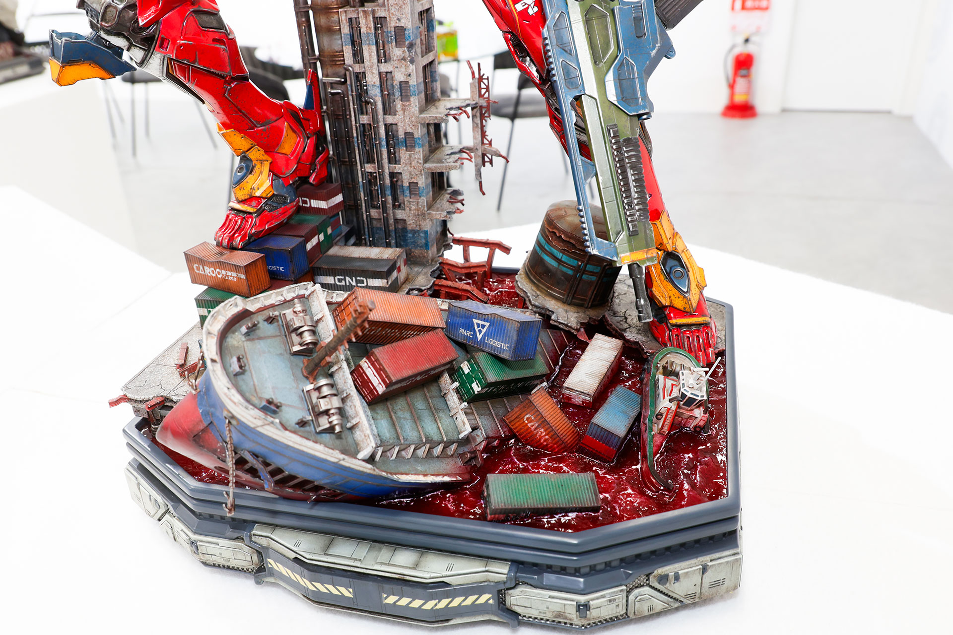 台座部分はジオラマ風になっている