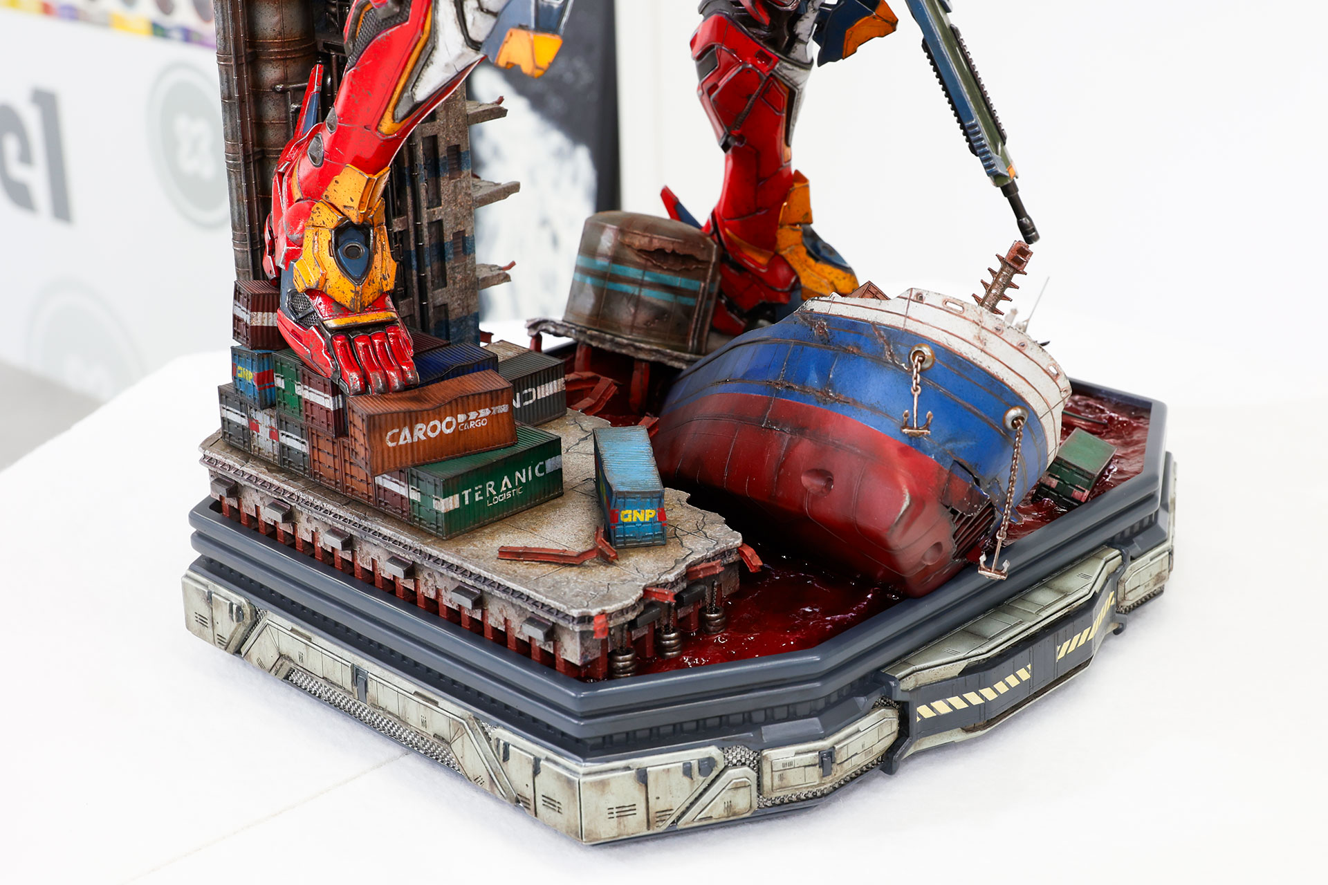 水の色が赤く染められている