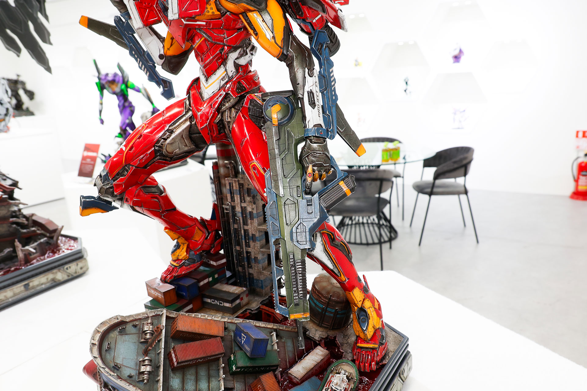 片方の手にはバレットライフルが握りしめられている