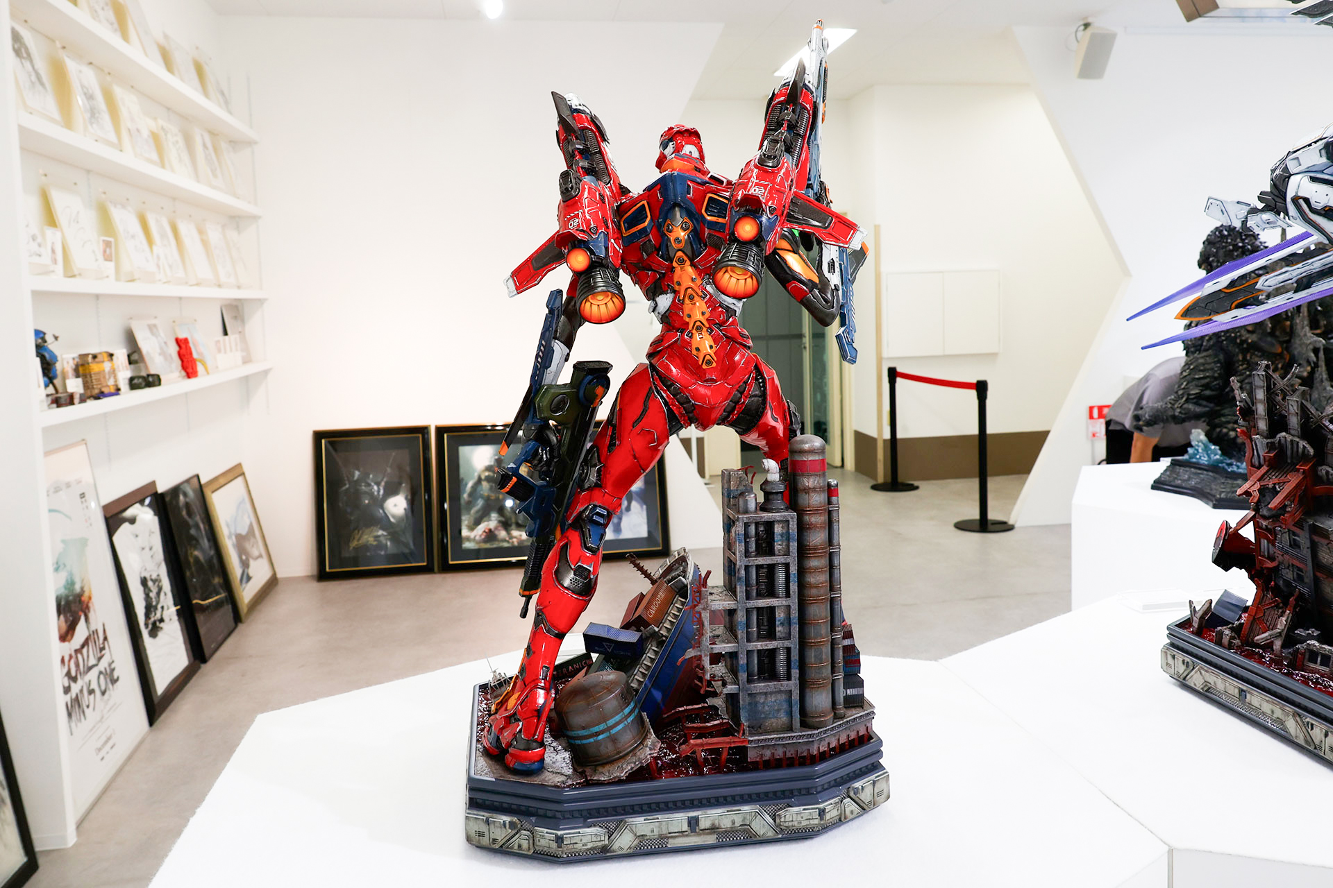 台座部分はジオラマ風になっている