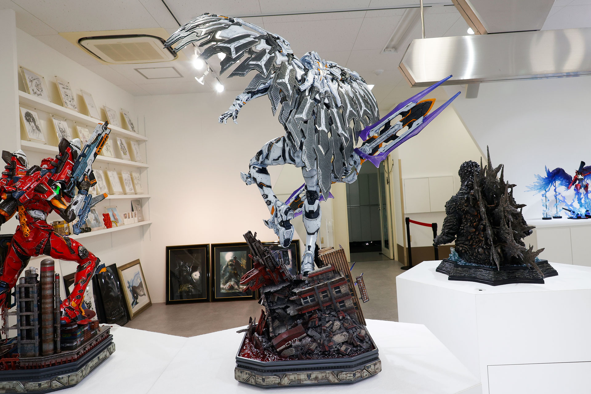 足元には倒れた2号機の姿が