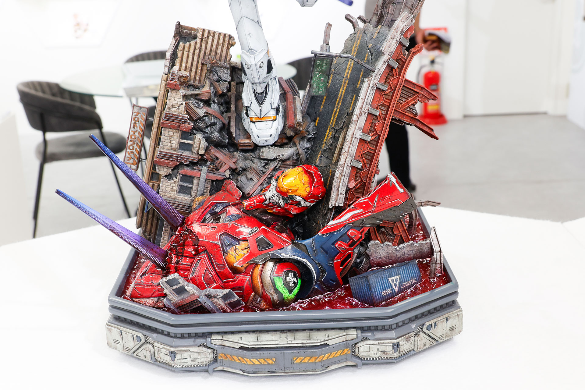 足元には倒れた2号機の姿が