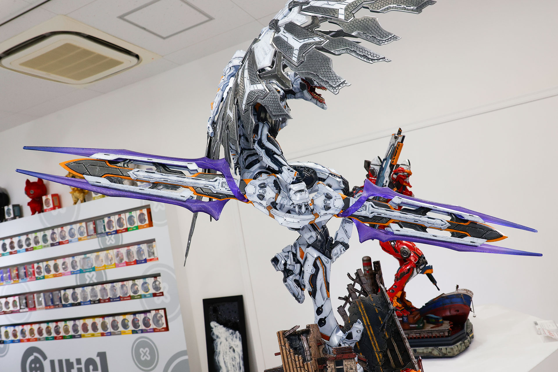 手にはロンギヌスの槍のような武器を持っている