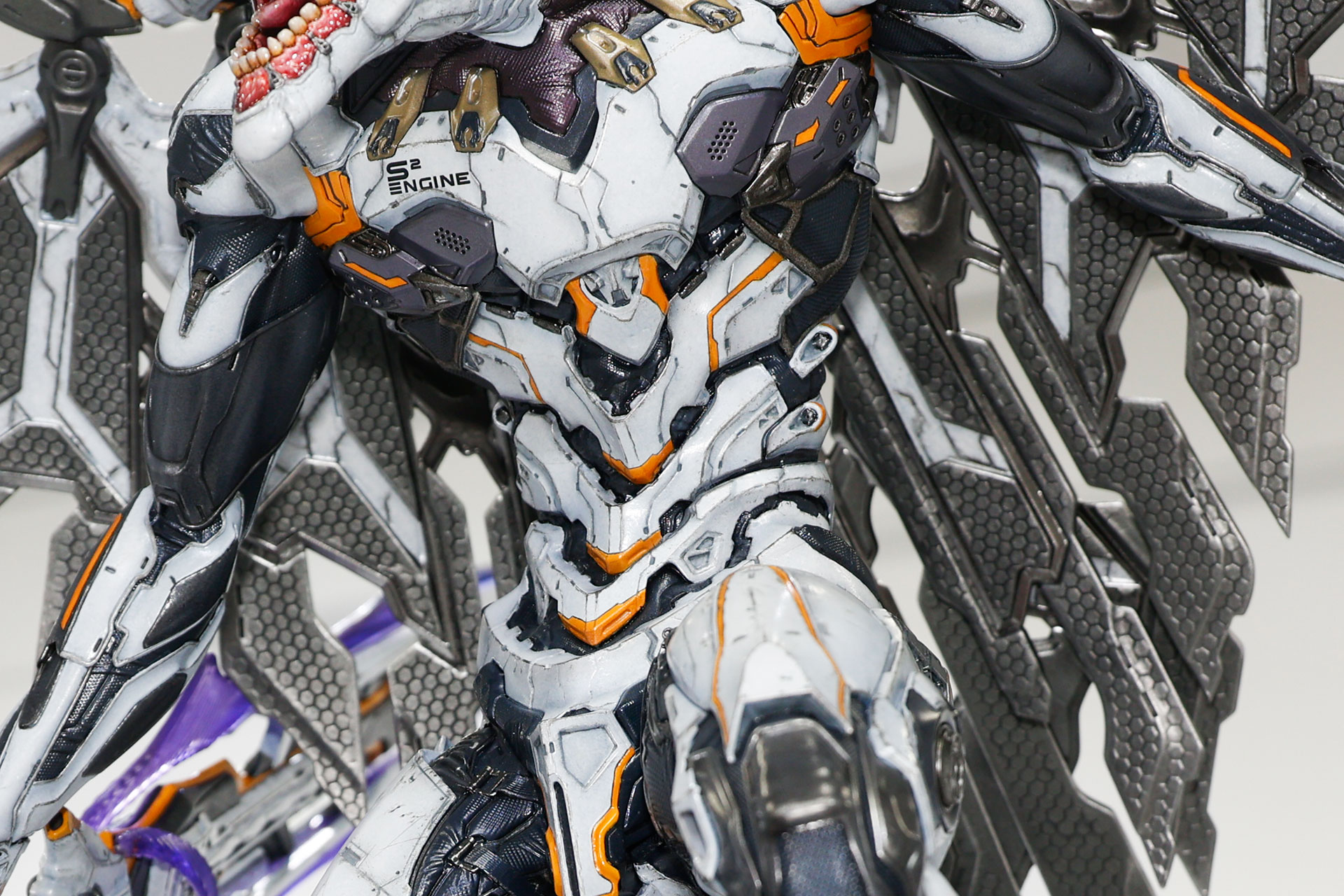 白いボディに黄色いカラーリングが散りばめられている