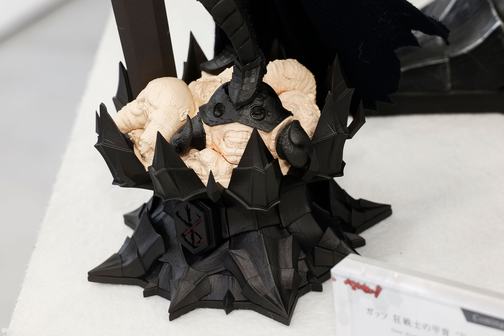 台座のデザインもスタチュー譲りのカッコ良さ