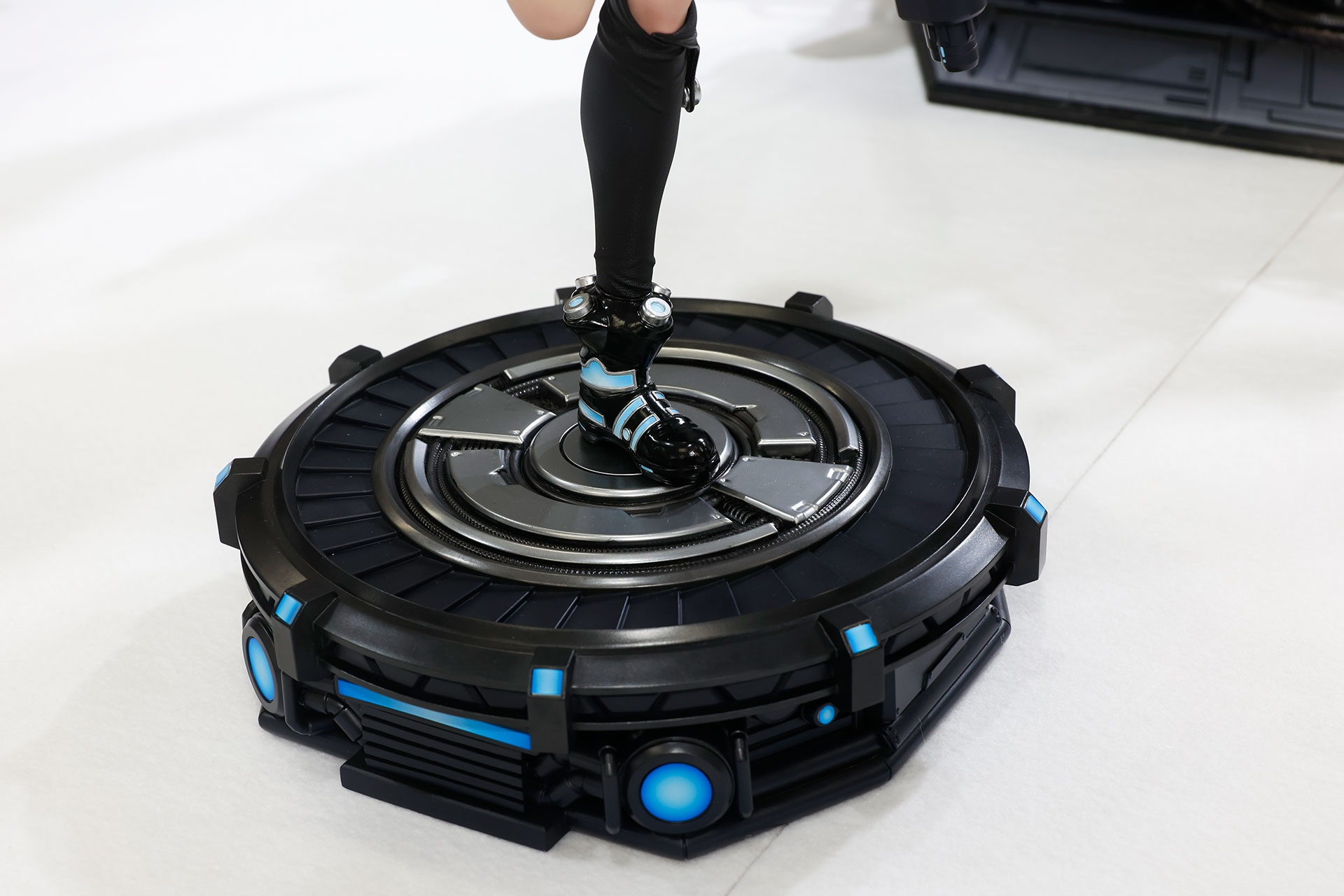 台座はシンプルだがセイバーな見た目に仕上げられている