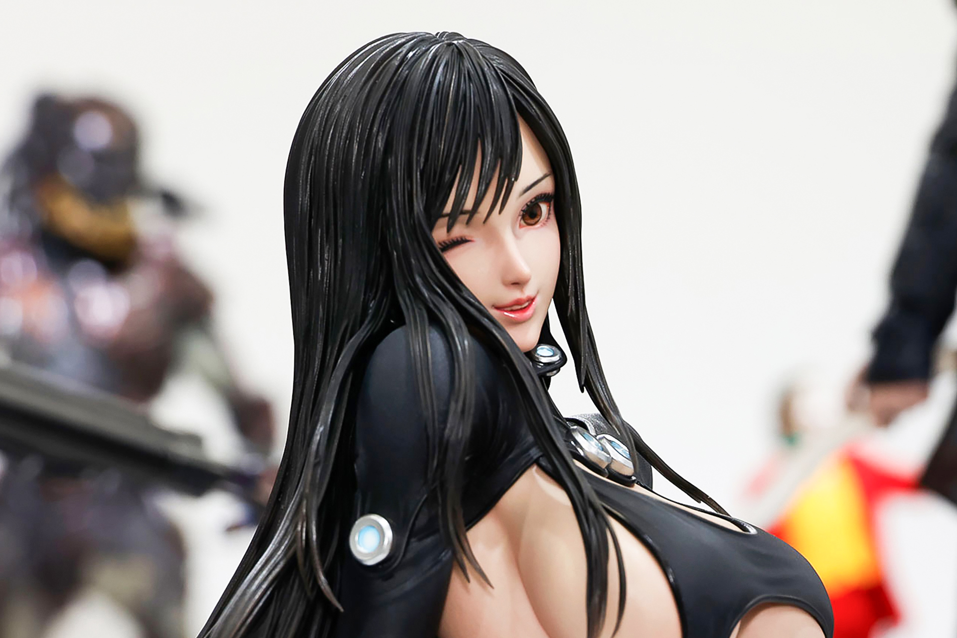 片目をつむってウインクしている