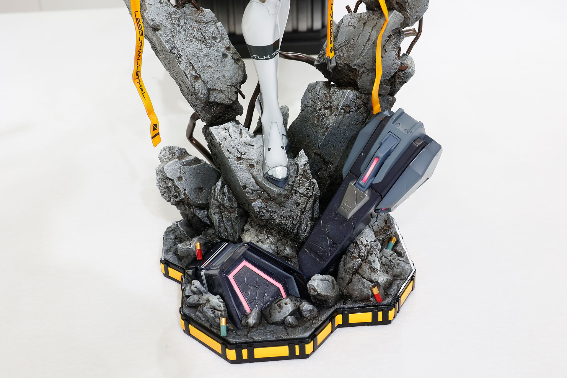 瓦礫の上に立っているような見た目の台座部分