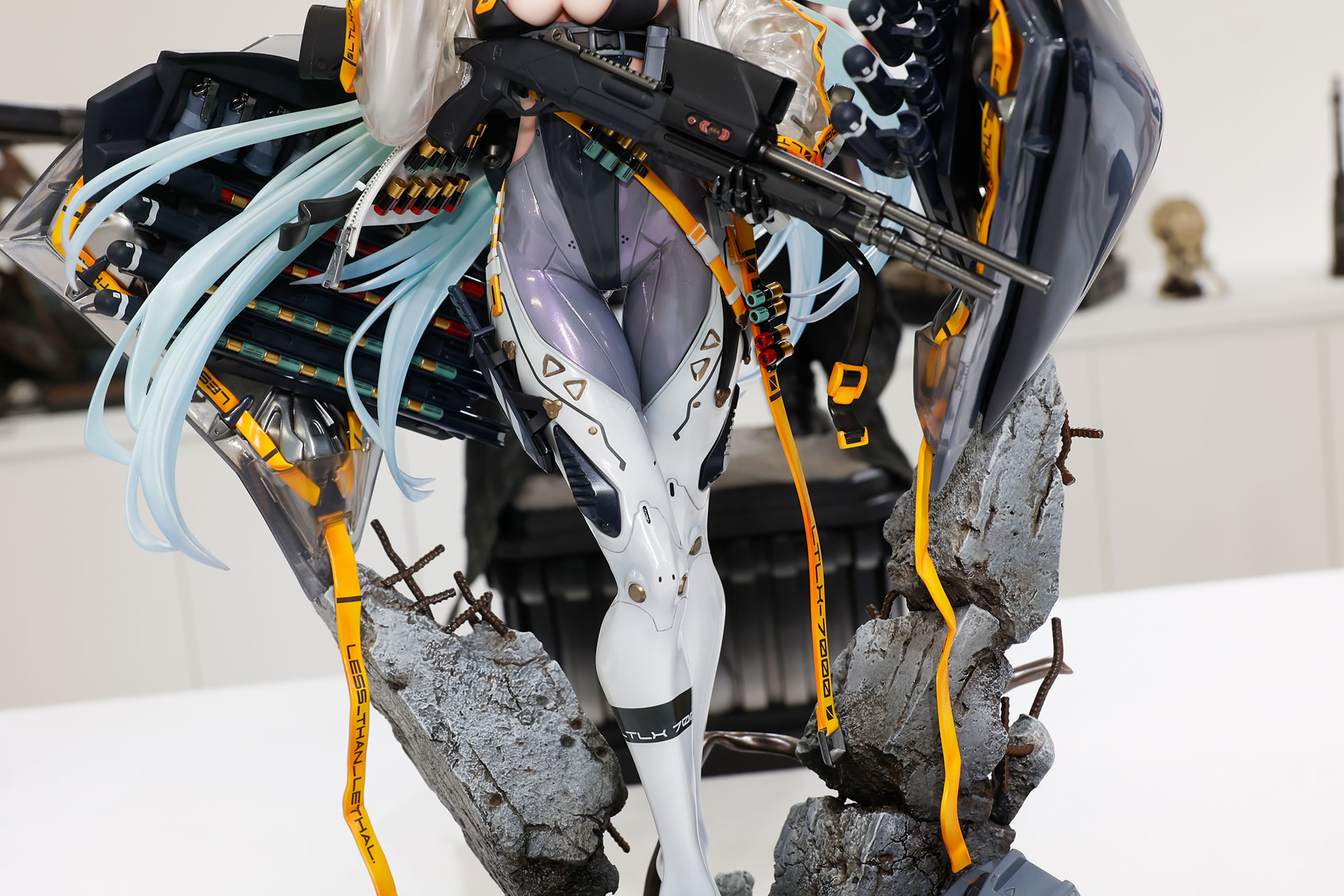 スーツの下半身部分は硬質な見た目だ