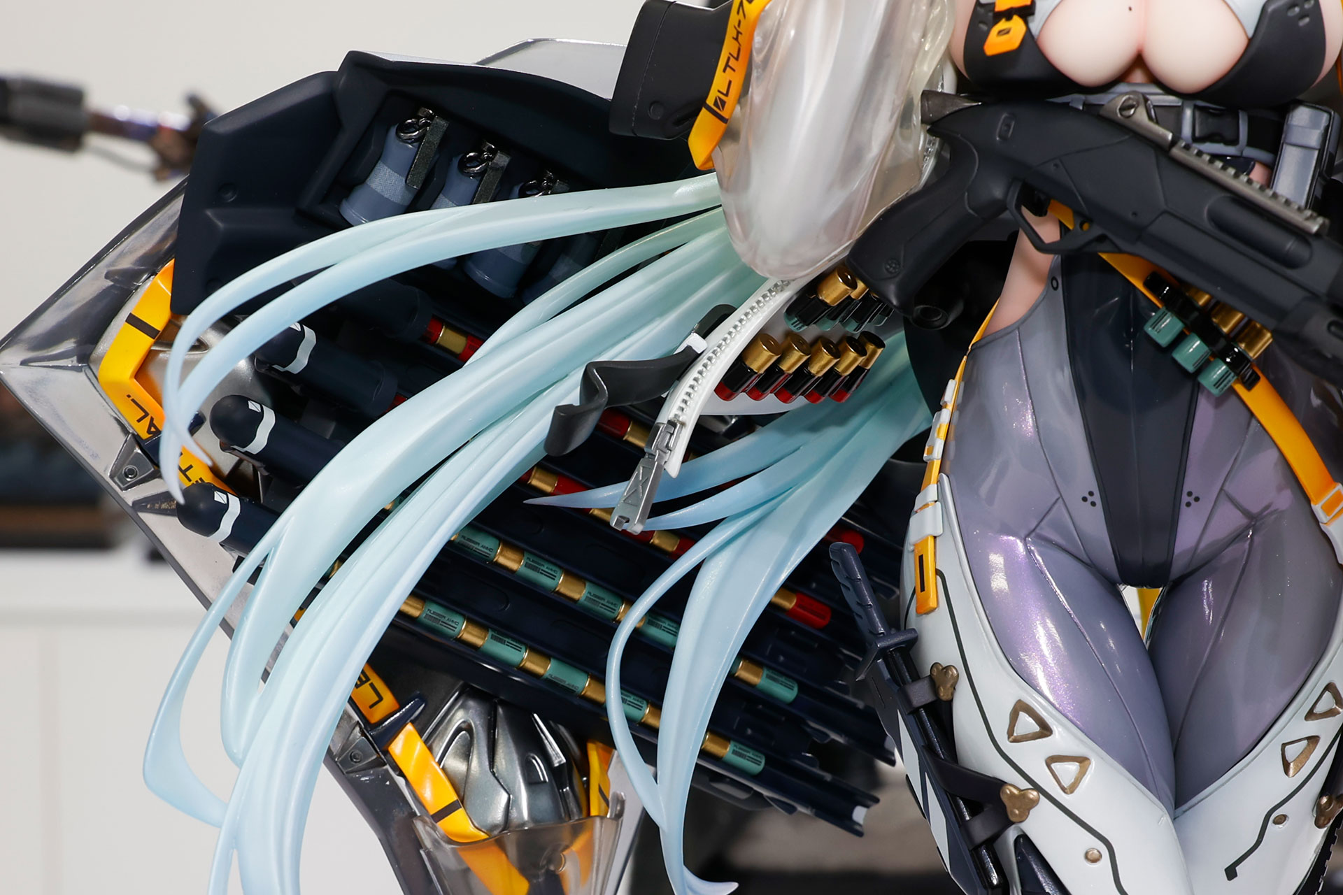 両脇の装備も細かく再現されている