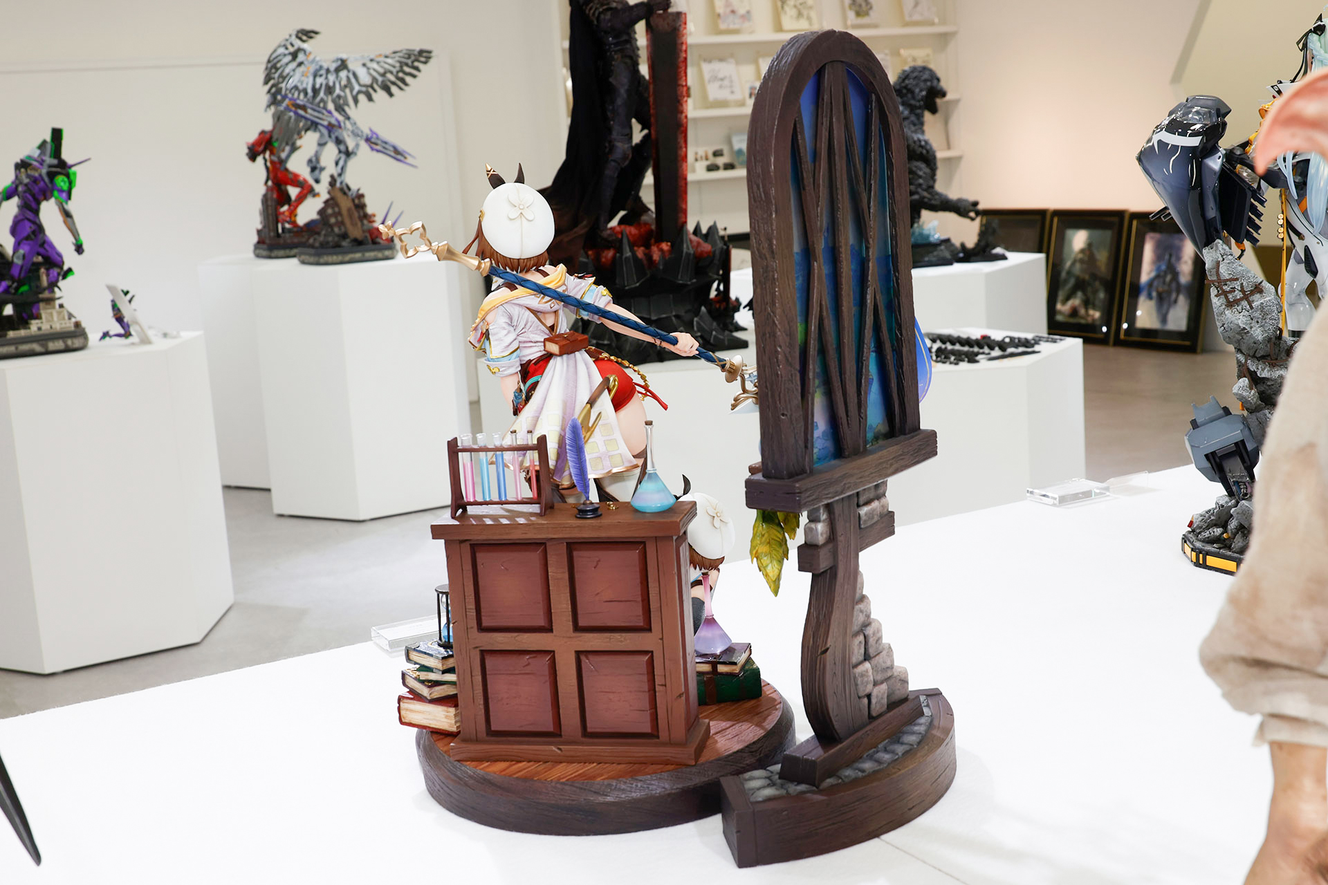 窓枠部分は別パーツになっている