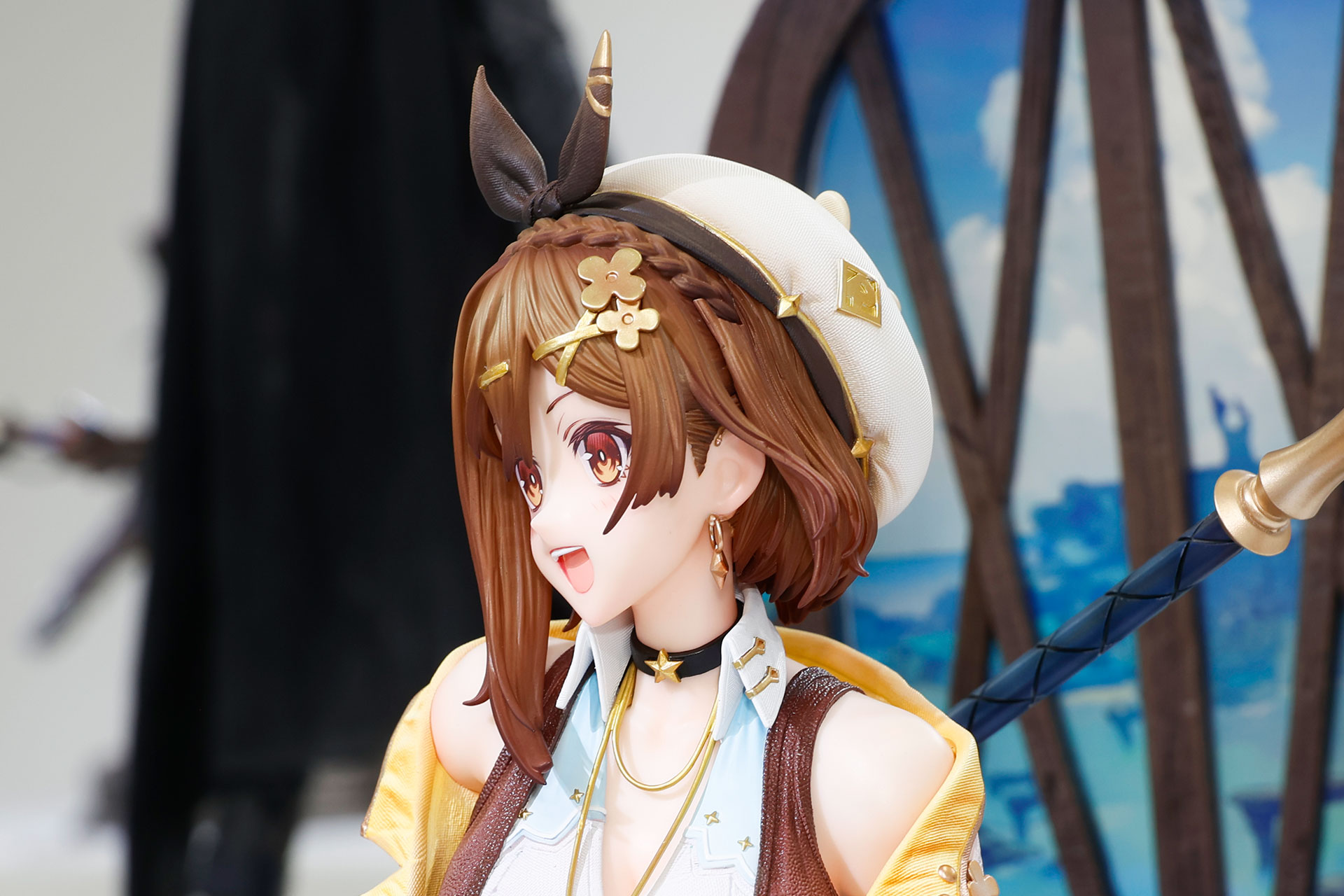 ヘアバンドやイヤリングなど金色のアクセサリー類がいくつも付けられている