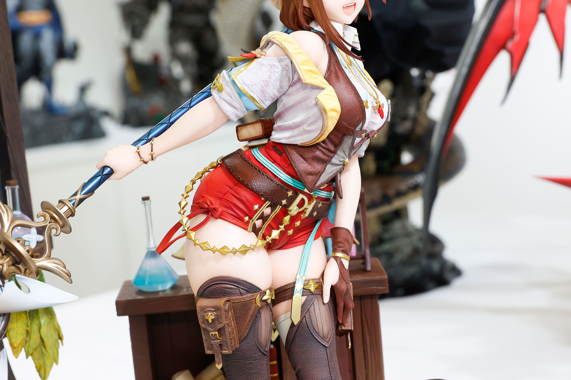 この衣装にも細かいアクセサリーがいくつも付けられている