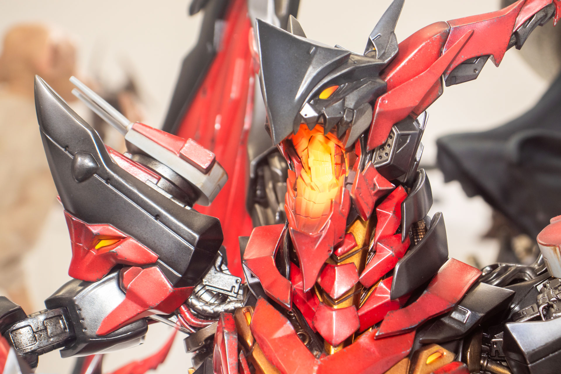 今にも炎を吐き出しそうなレジーナ