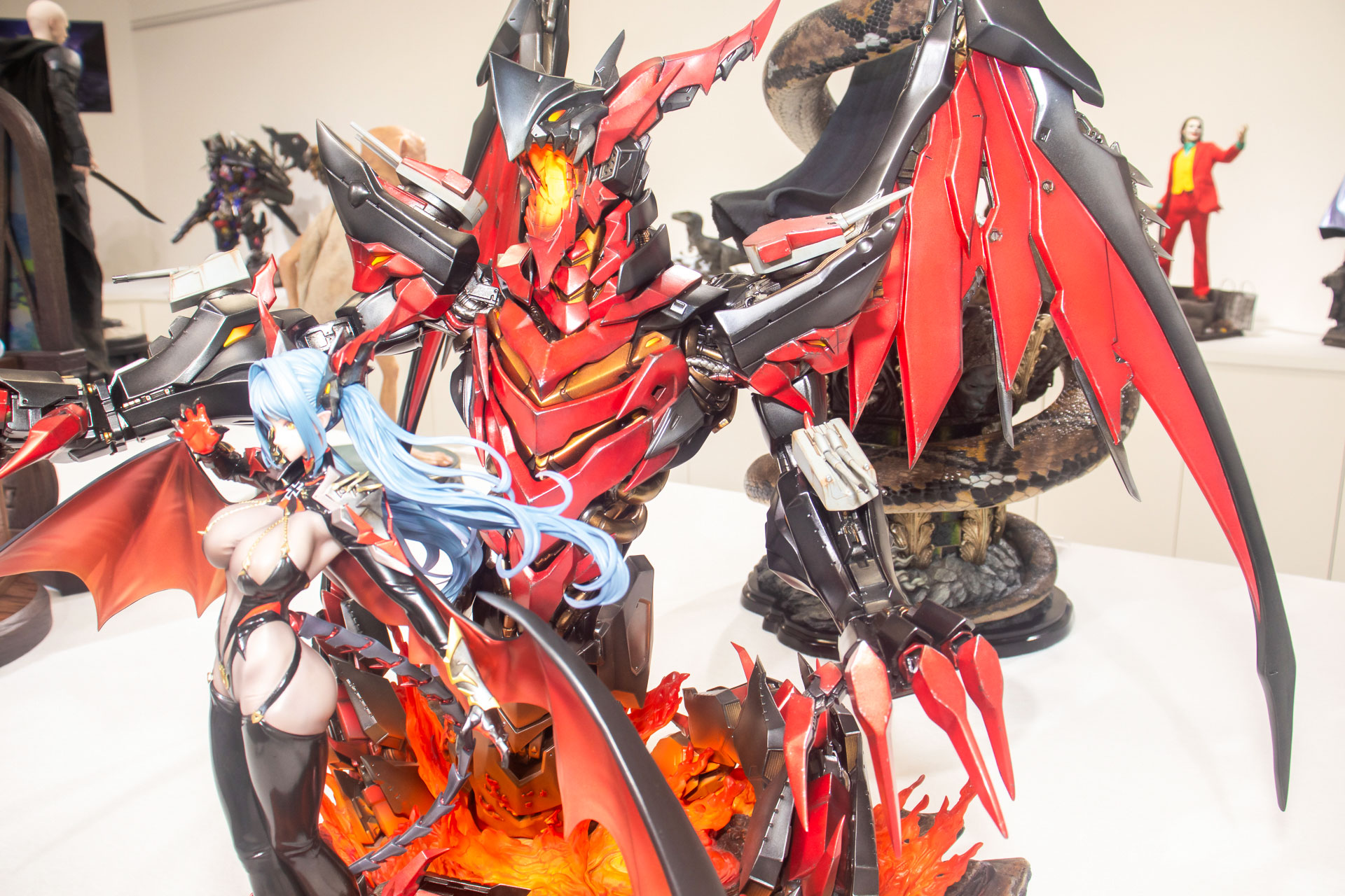 艤装のほうが主役よりもかなり大きめのサイズになっている