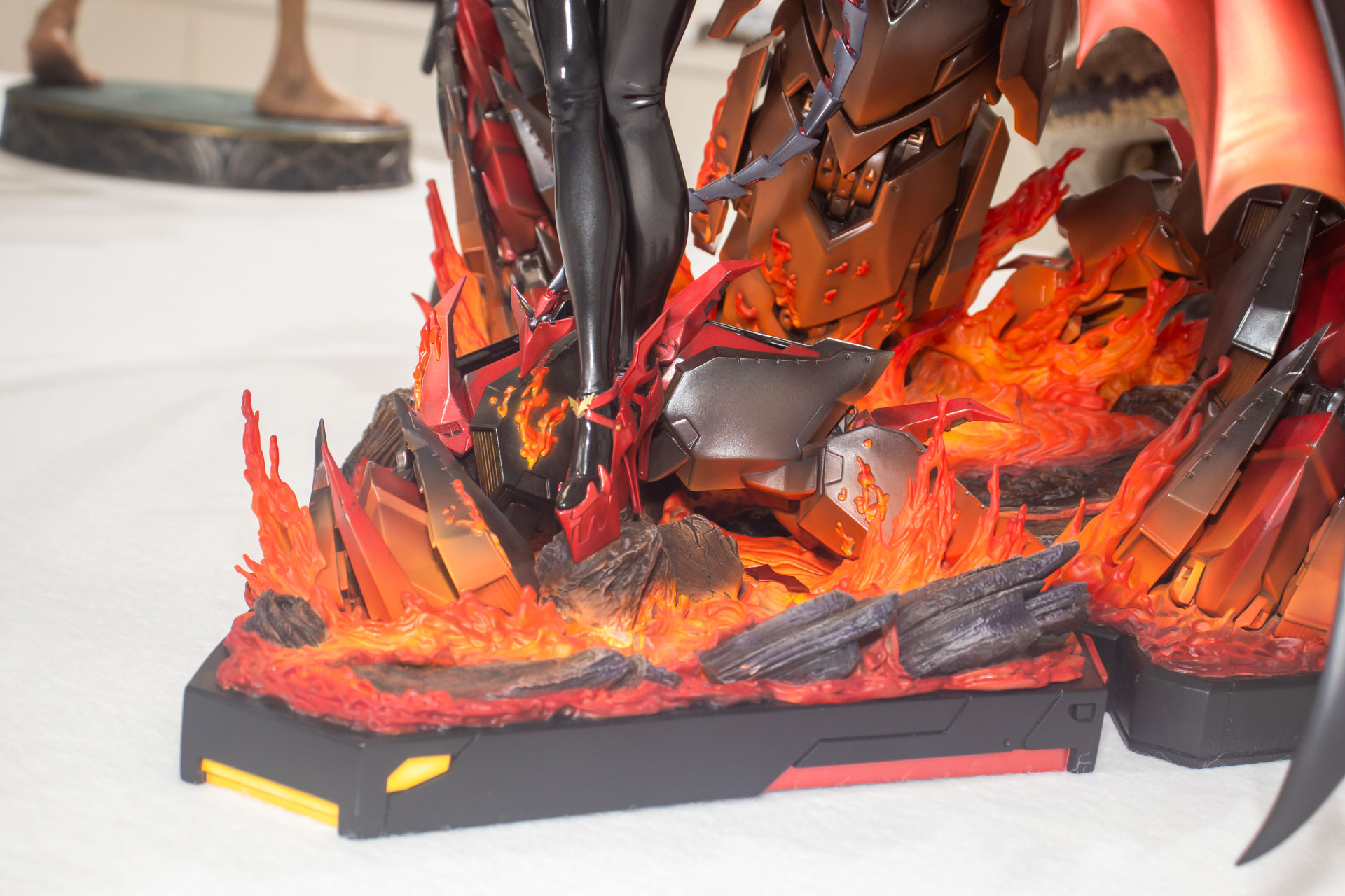 炎のようなベース部分とその影響で赤く染まっている照り返しなど、塗装もかなり凝っている