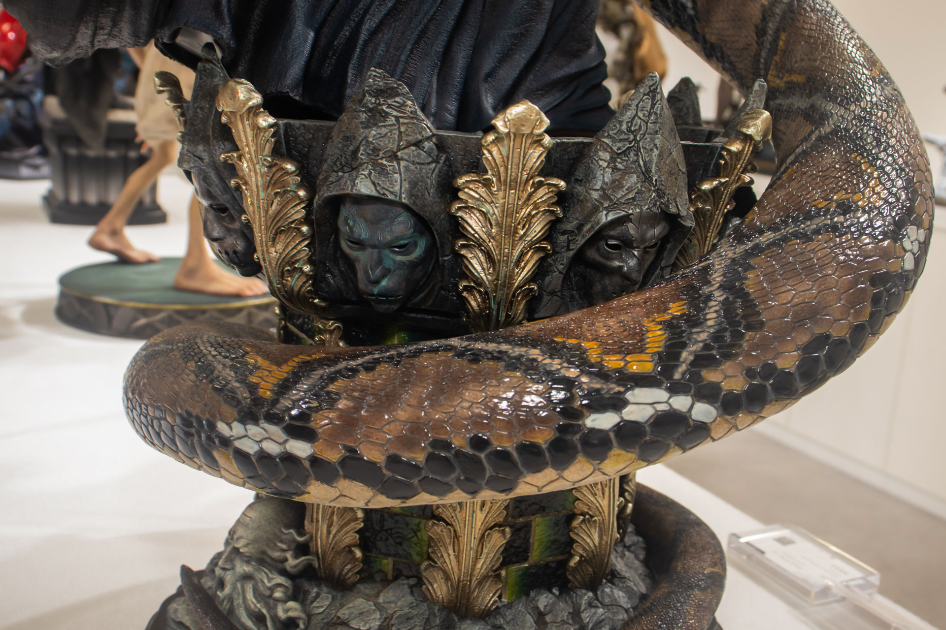 ヴォルデモートの体に巻き付いている