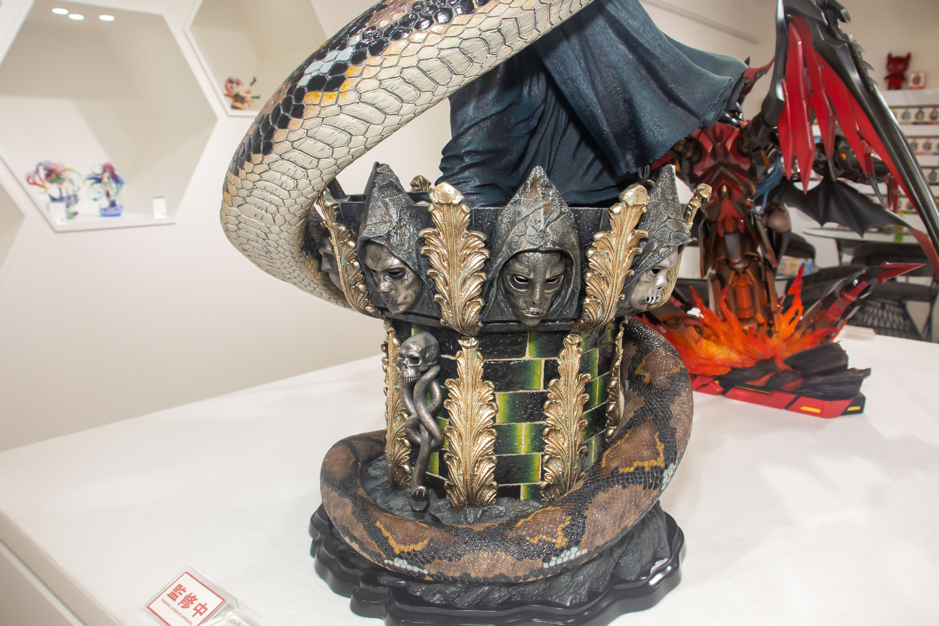 台座に付けられているデスイーターは、1体1体マスクのデザインが異なっている