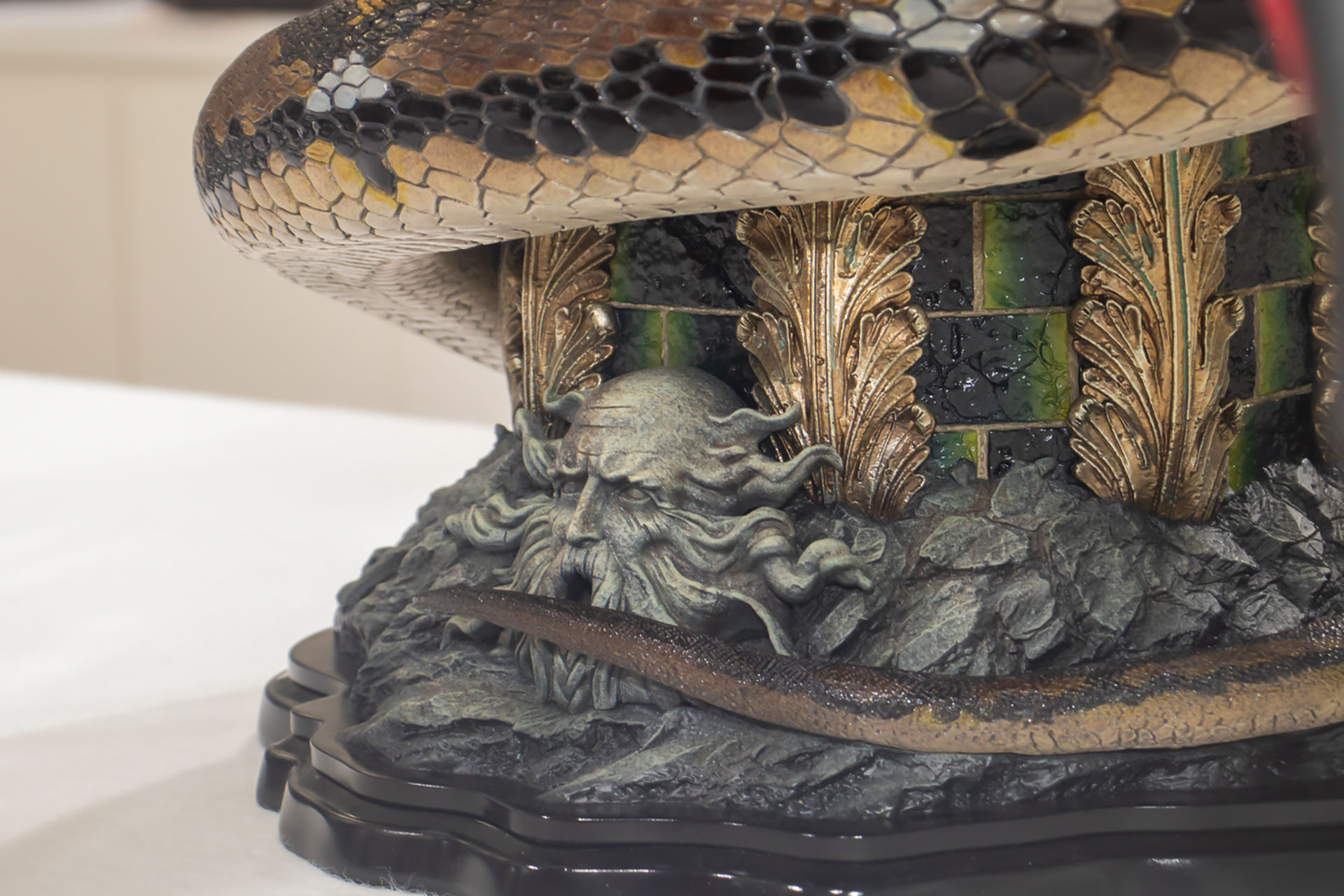 背面側には秘密の部屋のサラザール・スリザリンの石像が再現されている