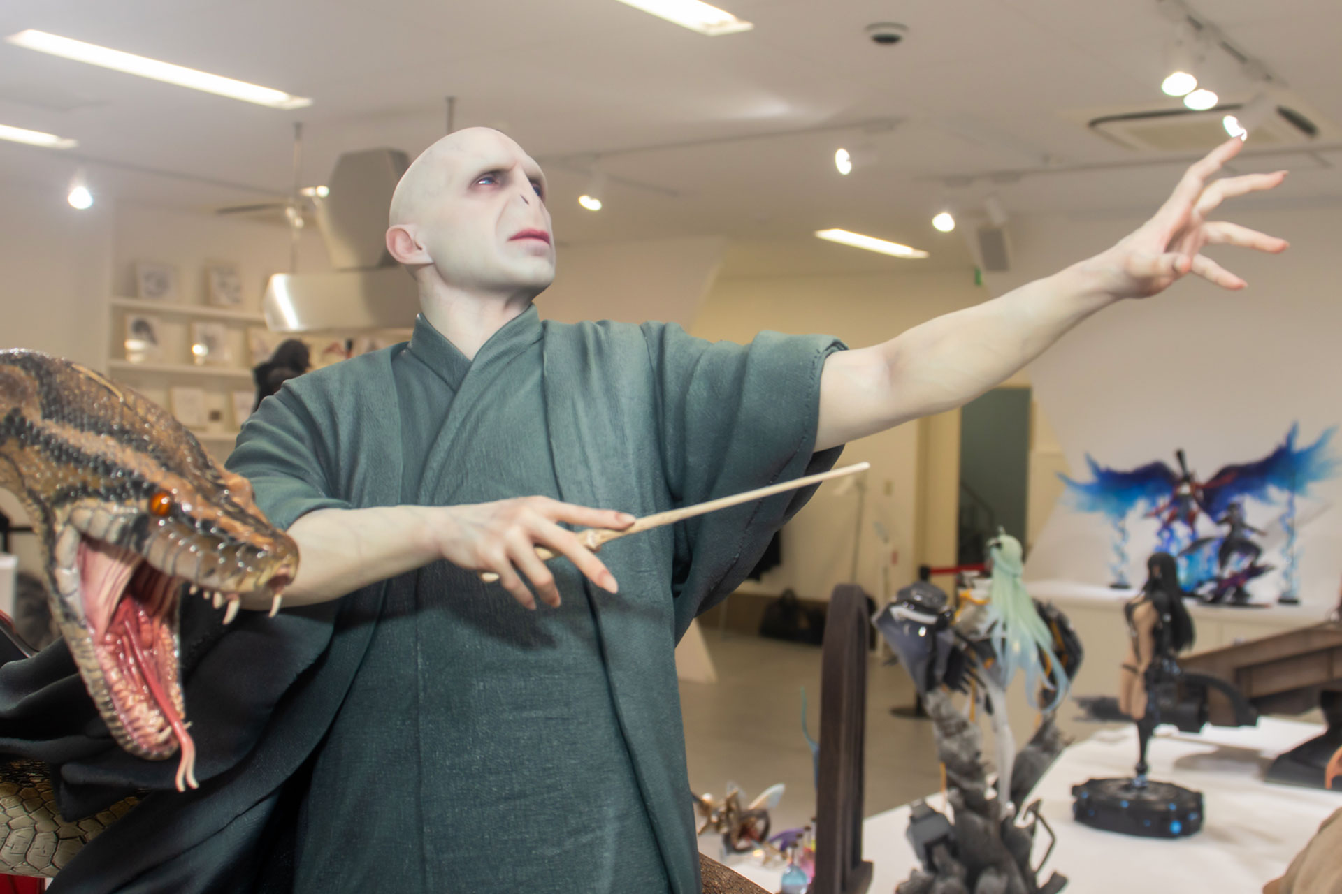 青白い顔をしたヴォルデモート。まるで作中の中に入って目の前で見ているかのようだ