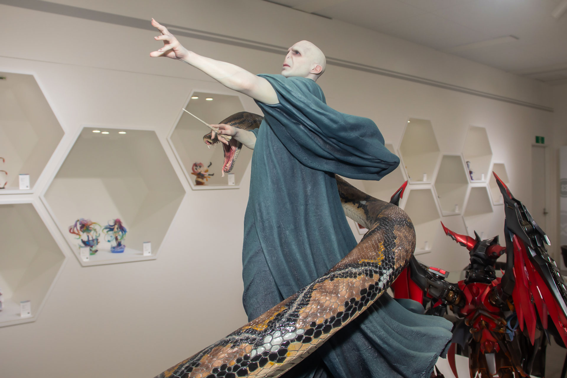 呪文を唱えているようなポーズも素晴らしい