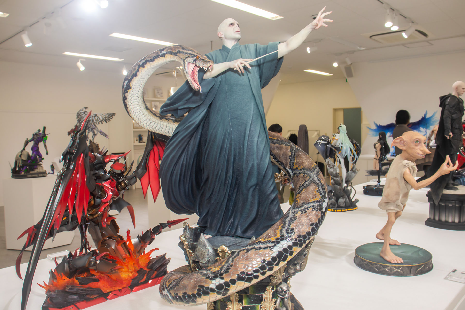 ヴォルデモートの回りには、ナギニが寄り添っている