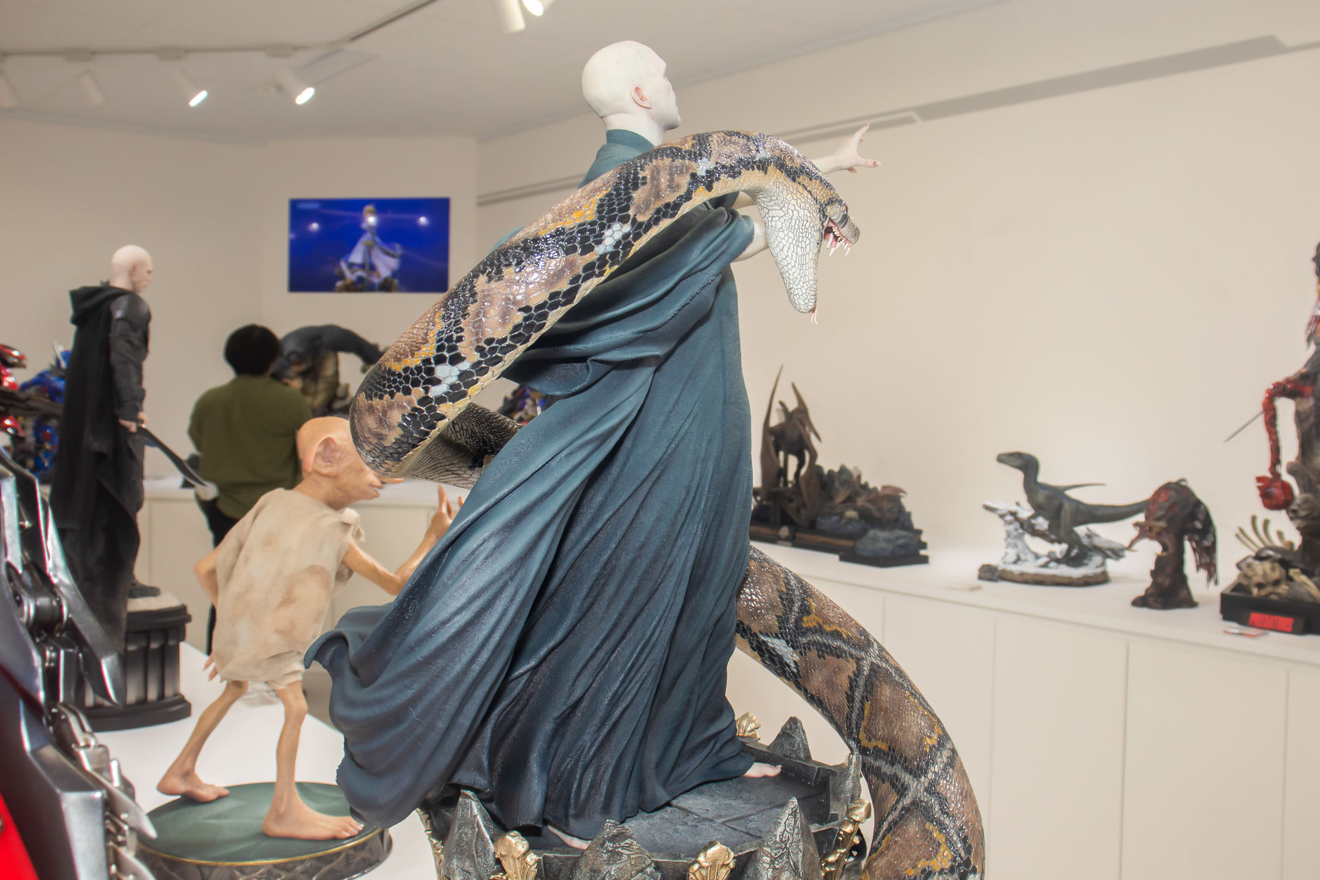 ヴォルデモートの衣装も、細かなしわの再現や繊細な彩色が施されている