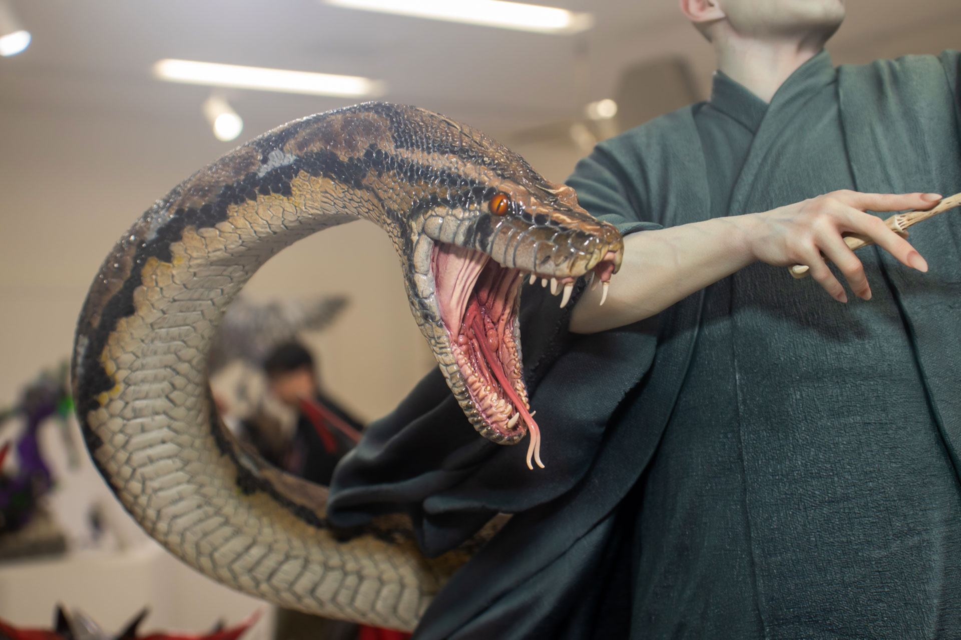 ナギニも生々しい