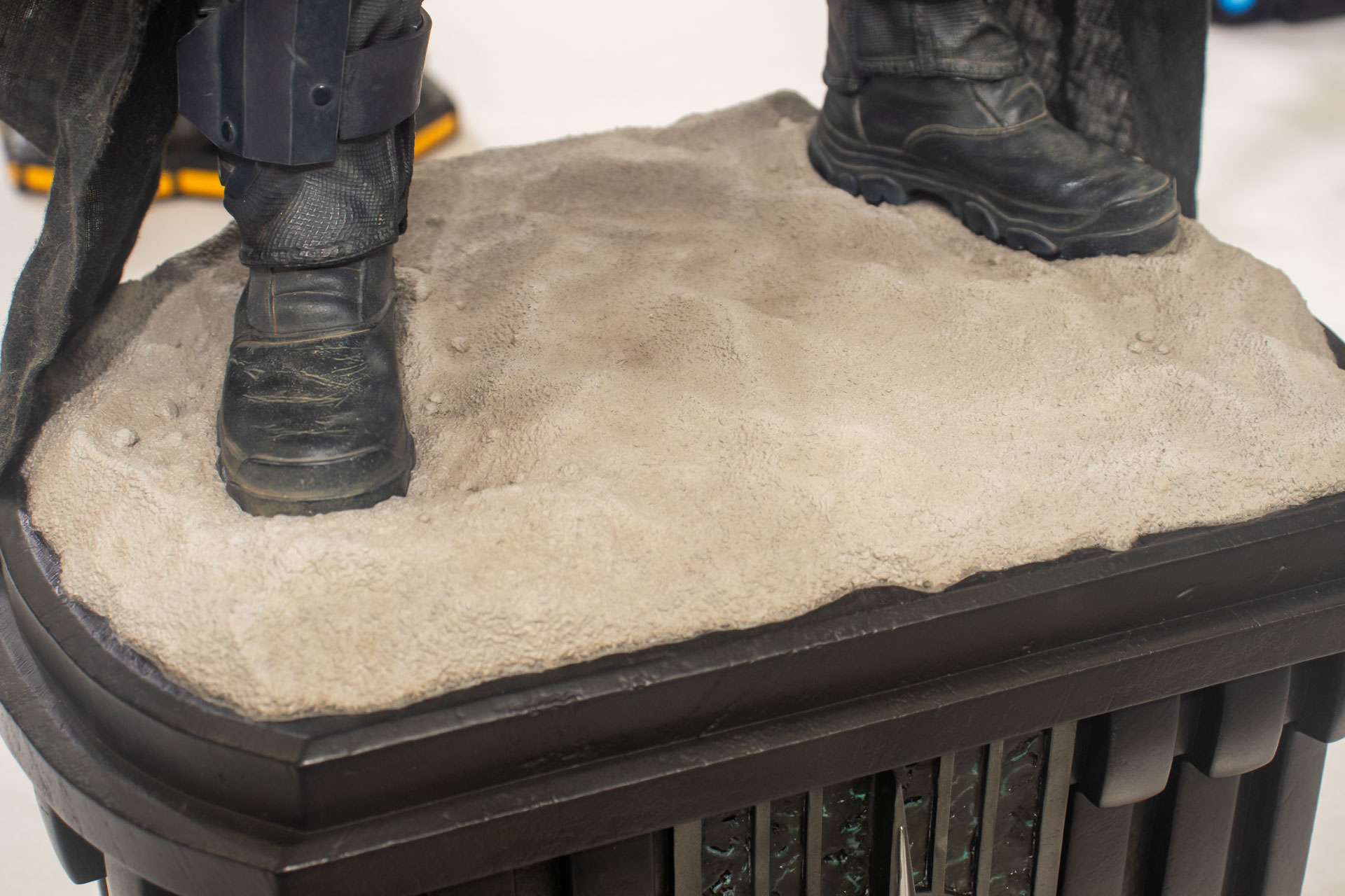 砂の惑星らしく足元は砂をモチーフにしたものになっている