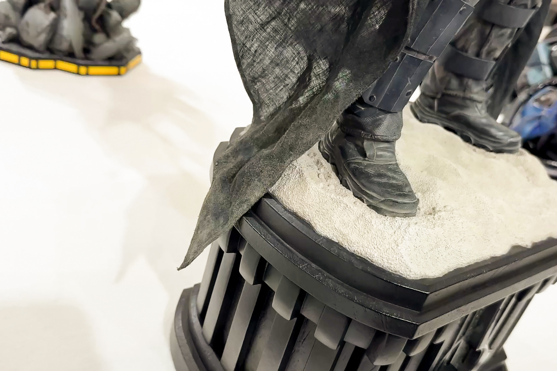 ブーツやマント部分も汚しが入れられている