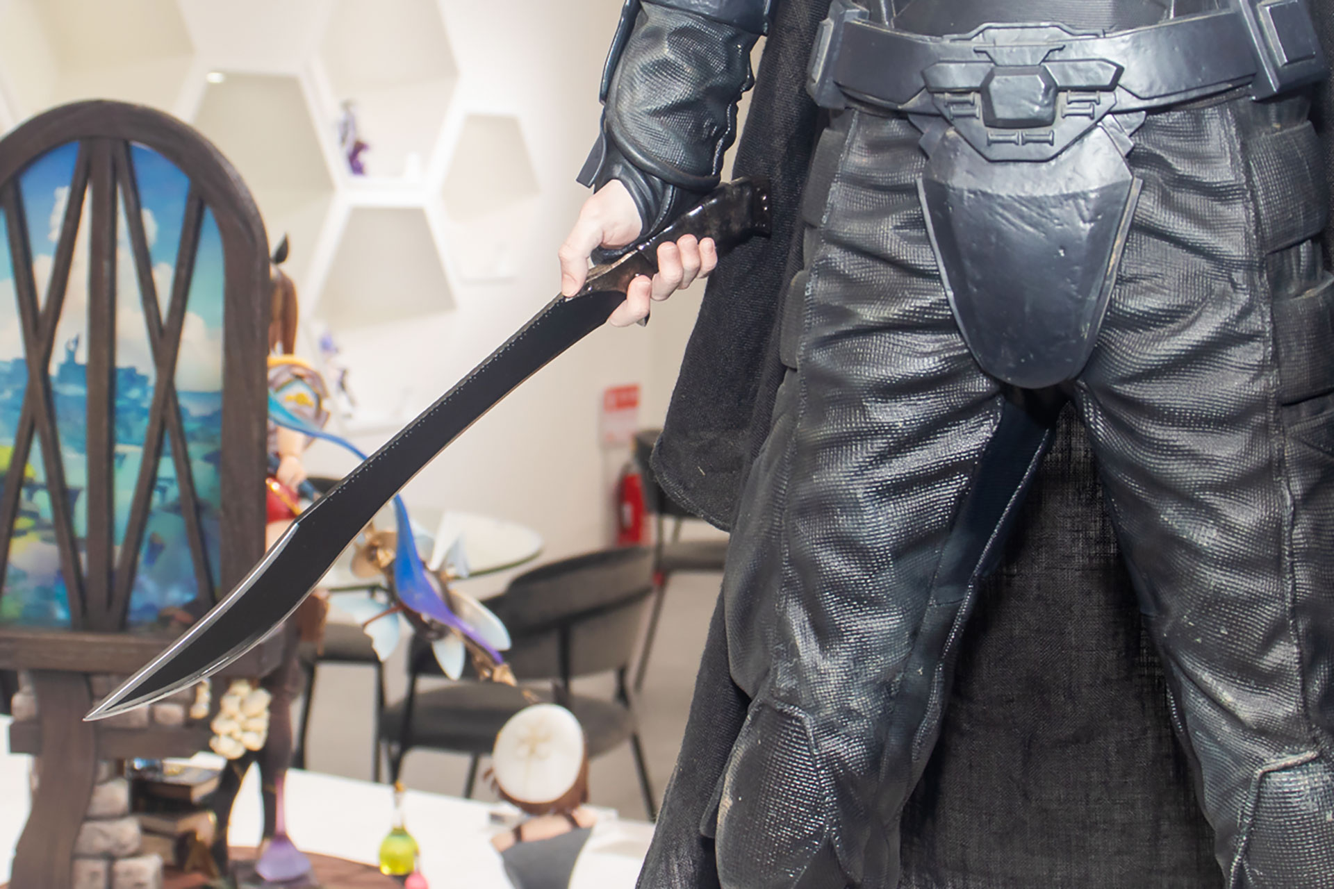 右手には黒い武器