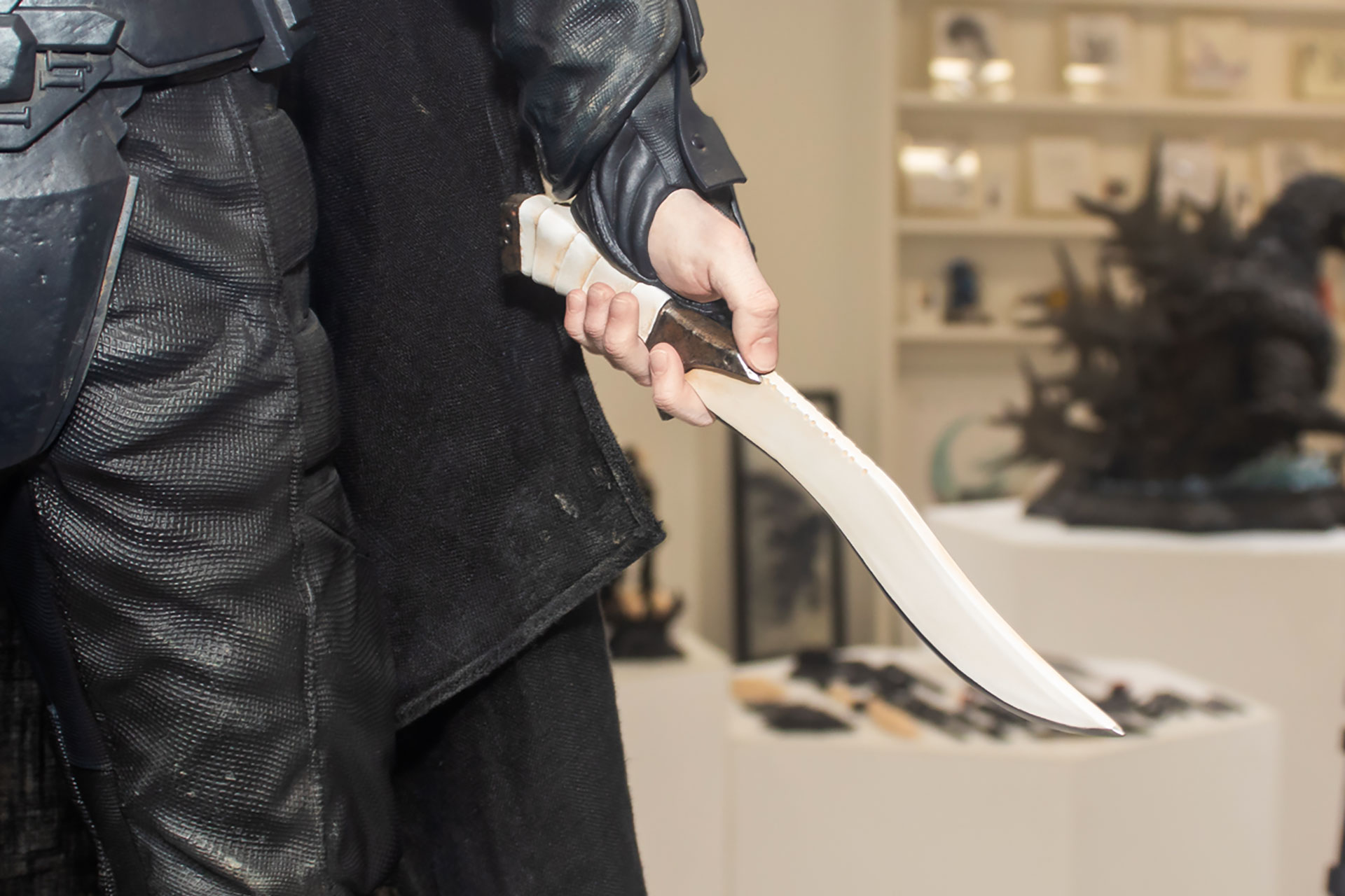 左手には白い武器が握り締められている